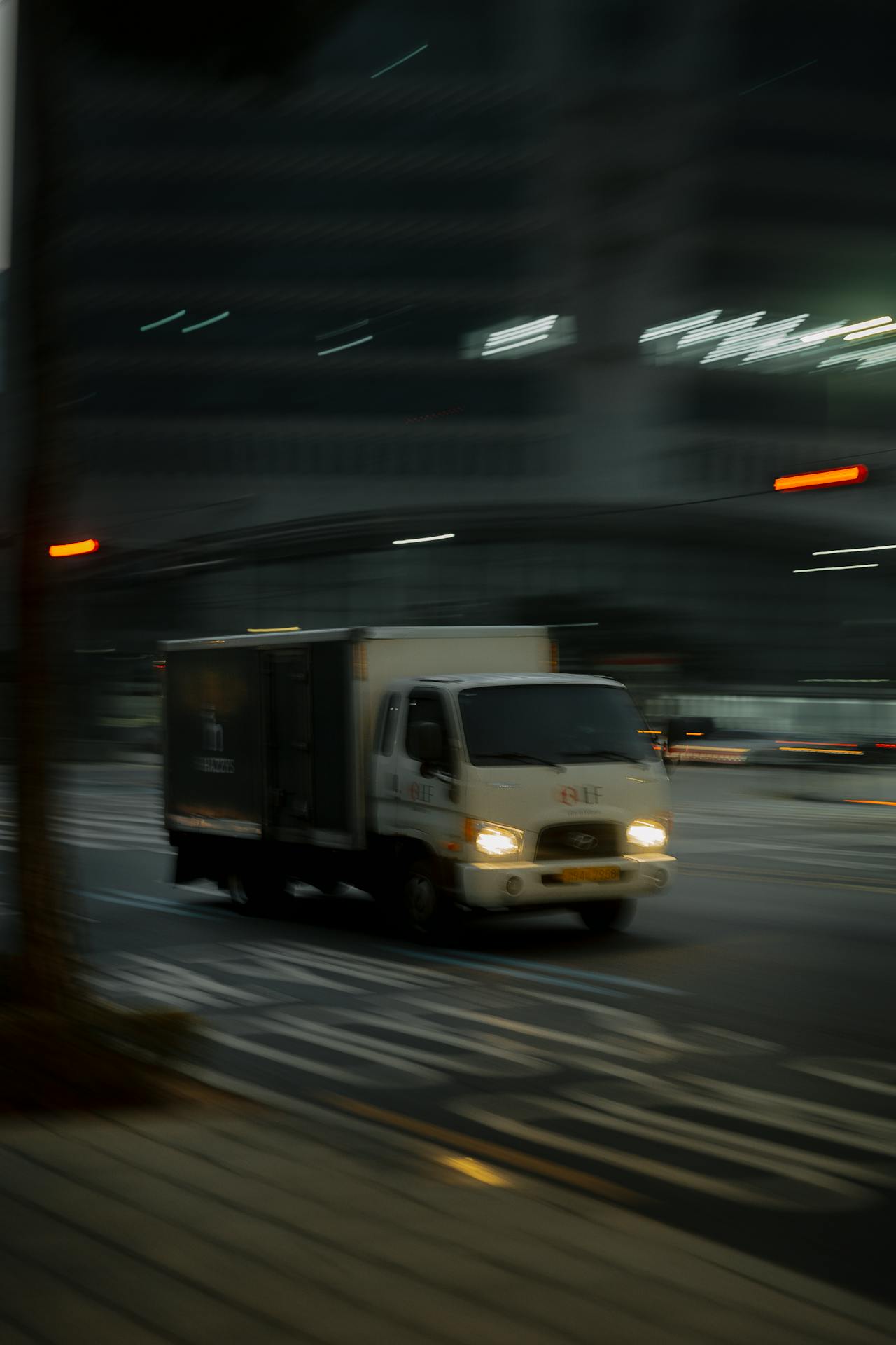 A speeding truck | Source: Pexels