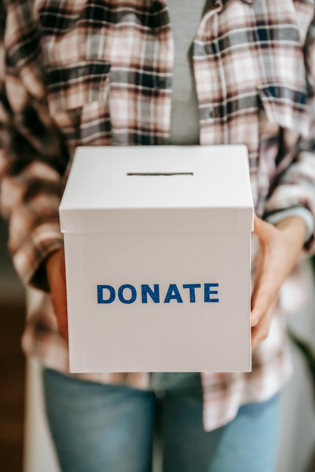 A person holding a donation box | Source: Pexels