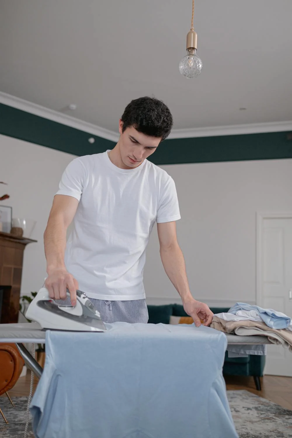 A man ironing his shirt | Source: Pexels