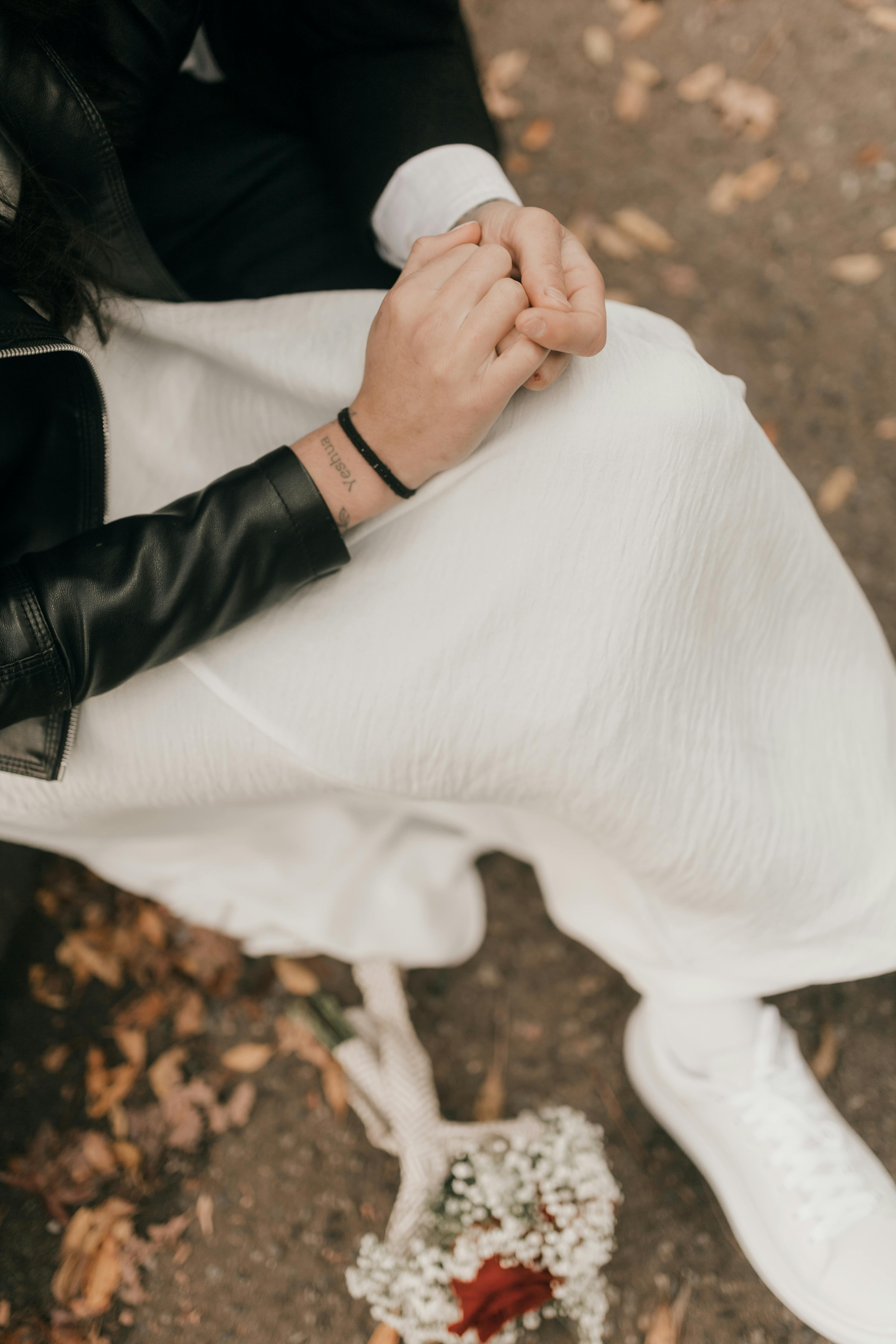 A person holding her hands | Source: Pexels