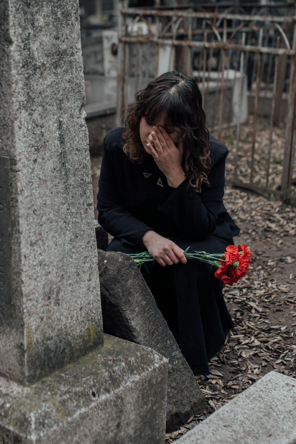 A crying woman at a grave | Source: Pexels