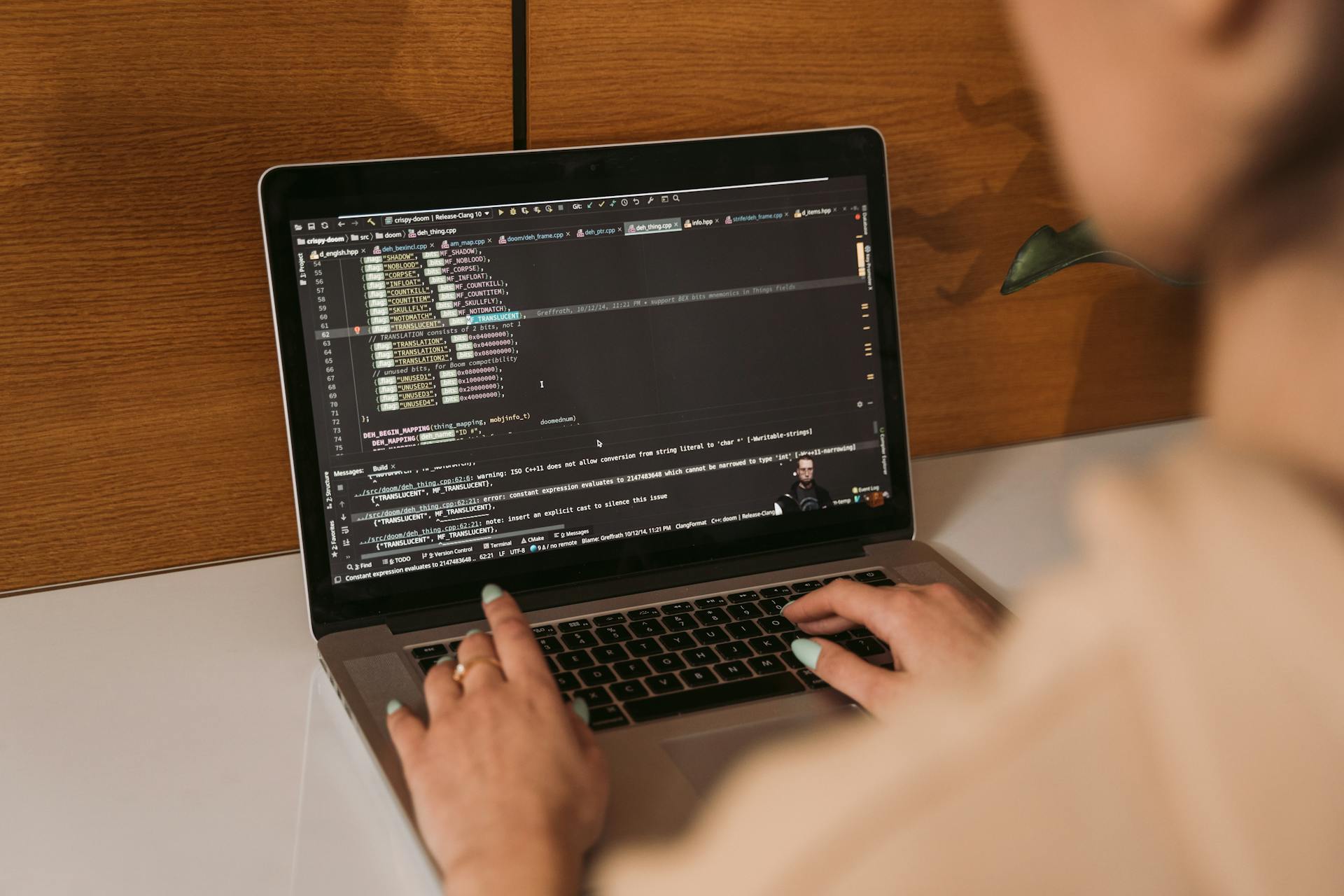 A woman using a laptop | Source: Pexels