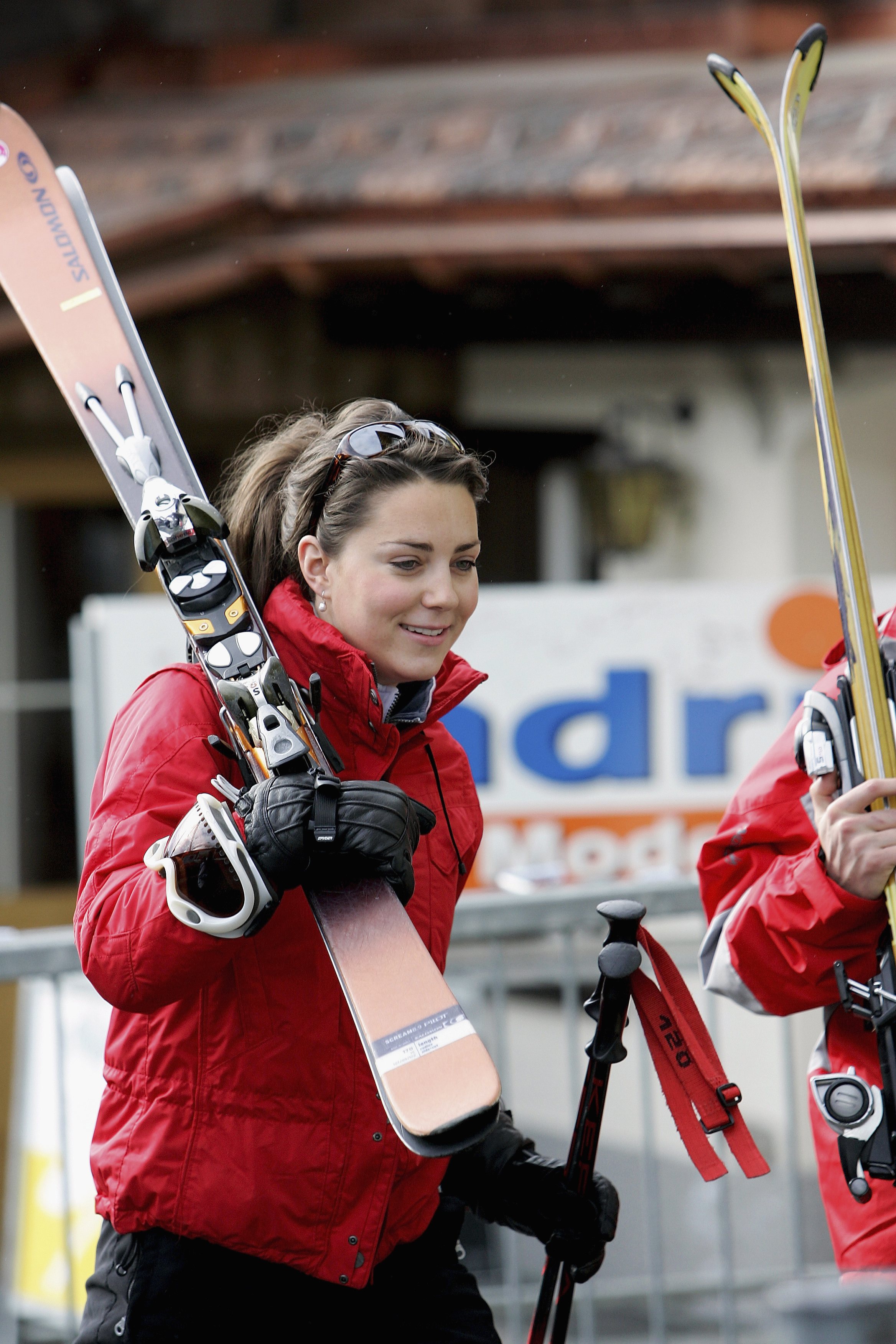 Kate Middleton carries her skis in the royal ski party in Klosters on March 30, 2005 in Switzerland. | Source: Getty Images