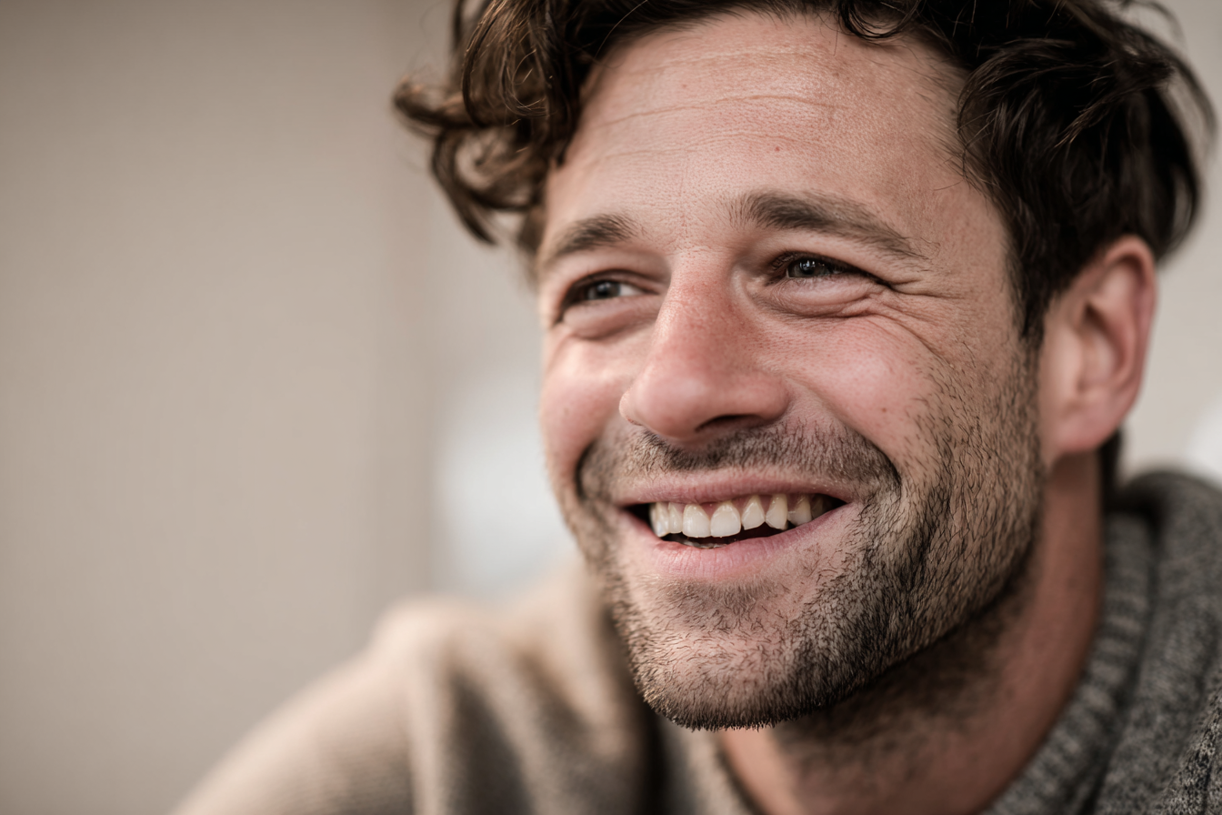 A man smiling | Source: Midjourney