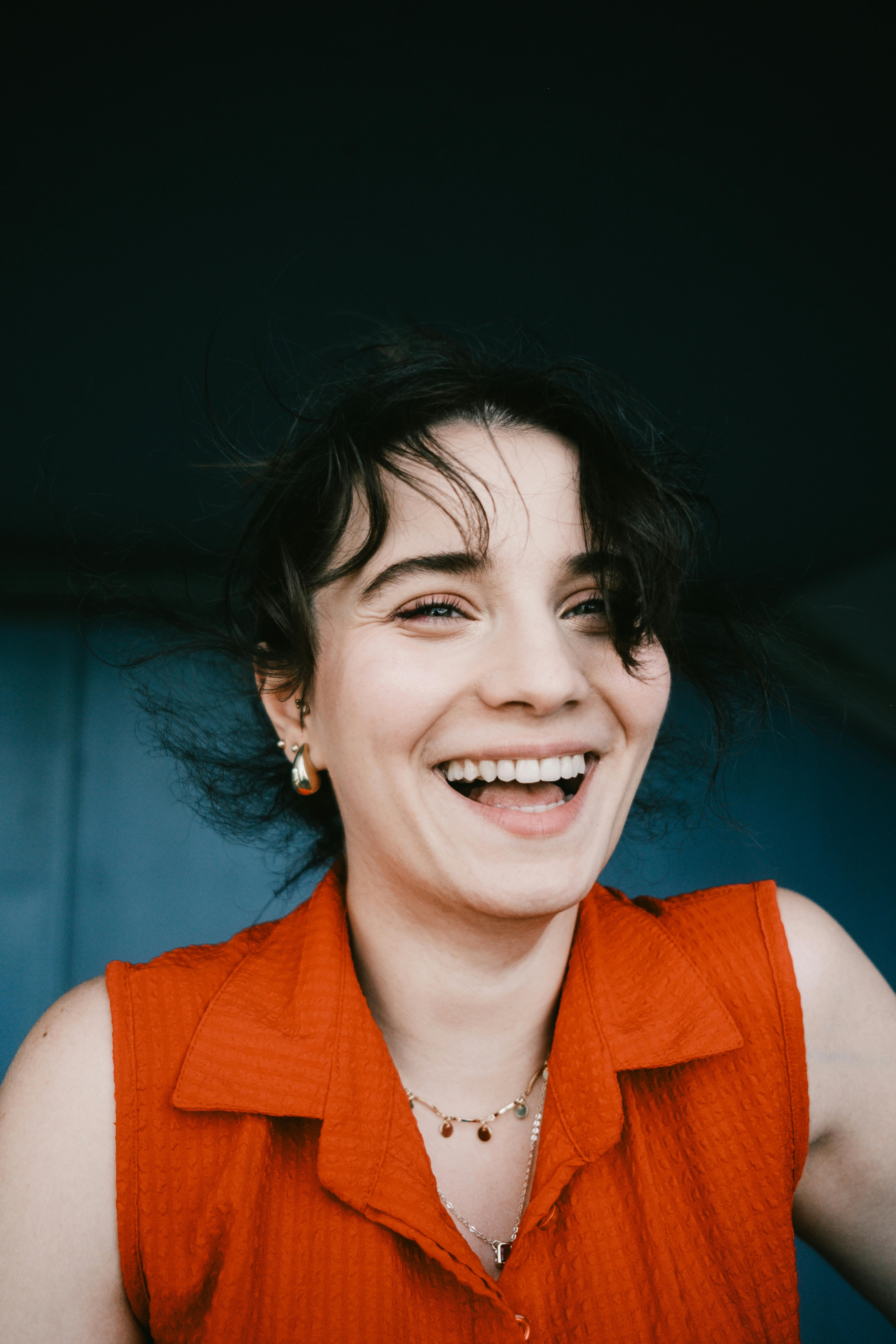 A happy and content woman | Source: Pexels