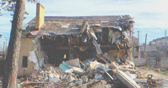 An old house in ruins | Source: Shutterstock