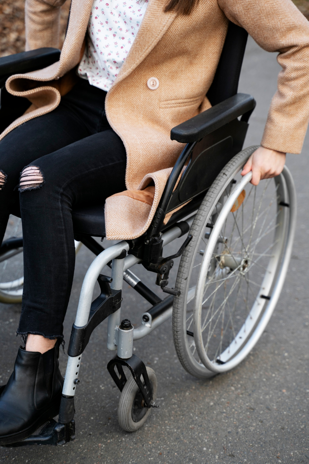 A woman sitting on her wheelchair and navigating forward | Source: Freepik