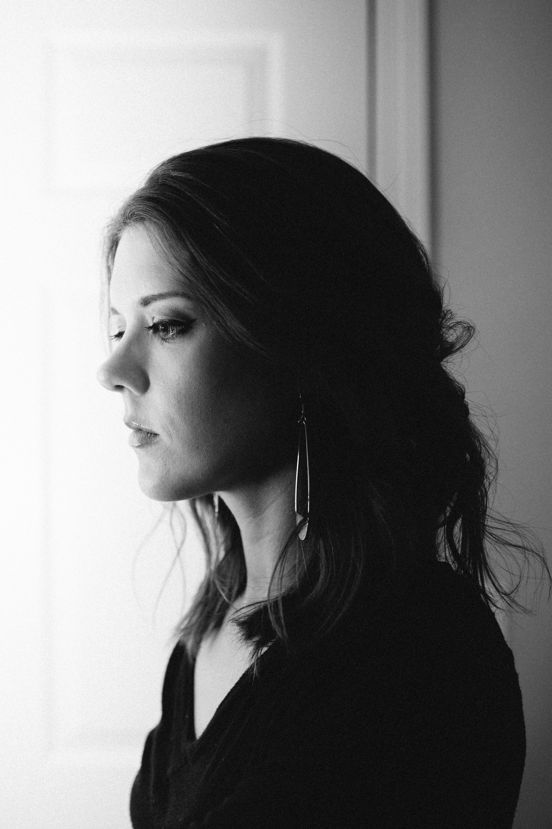A thoughtful woman | Source: Unsplash