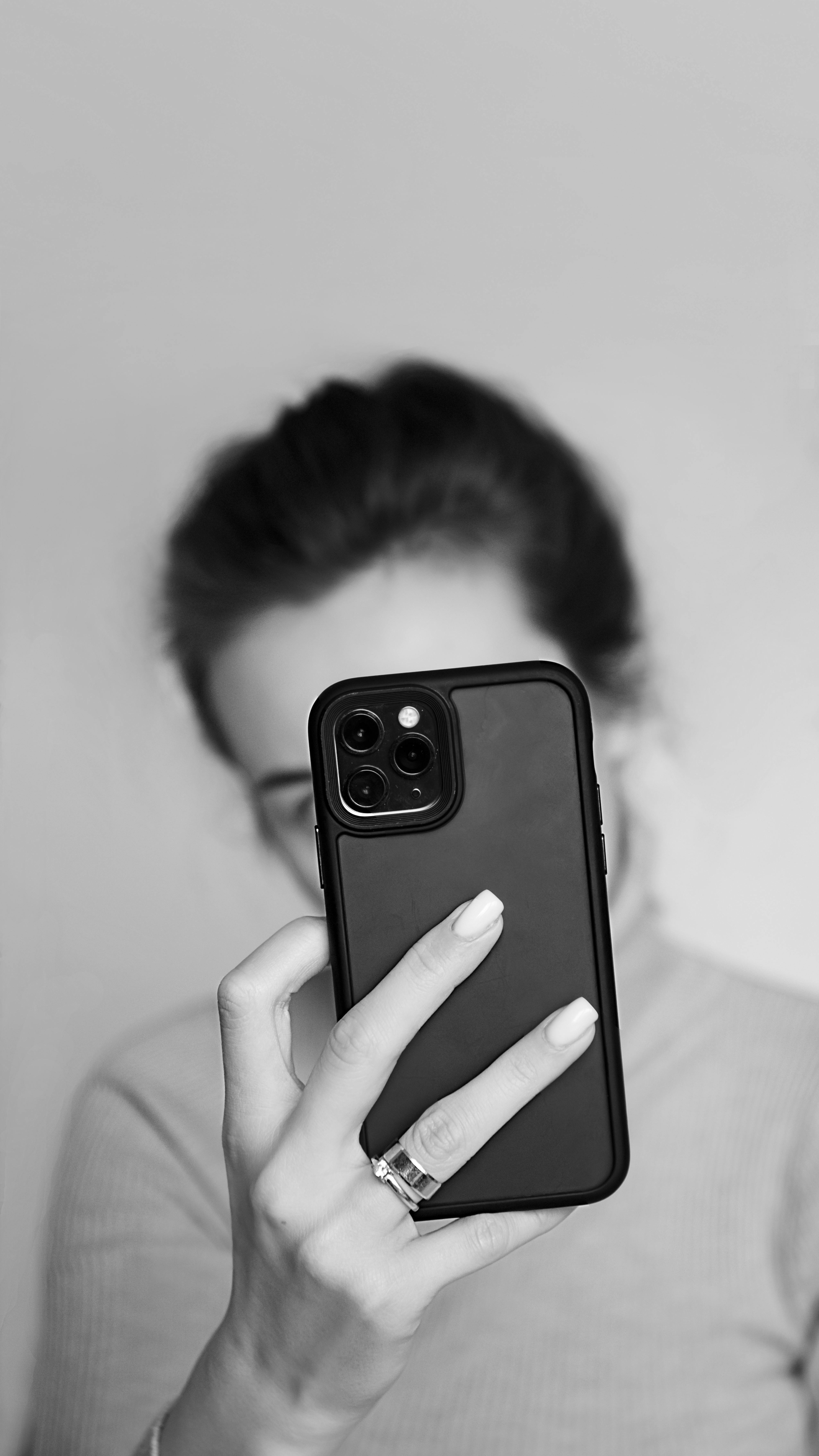A woman holding up a phone | Source: Pexels