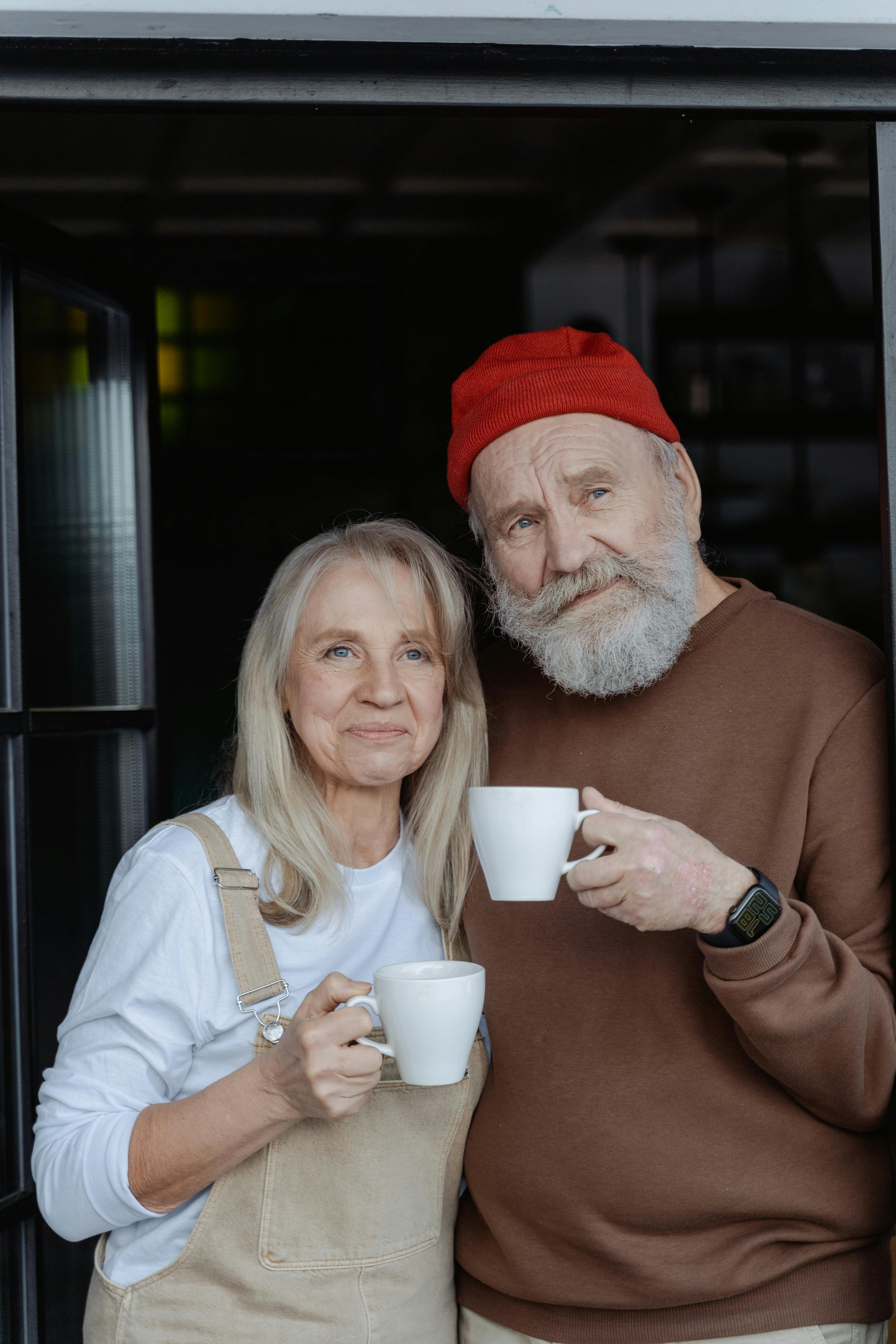 A couple holding coffee mugs | Source: Pexels