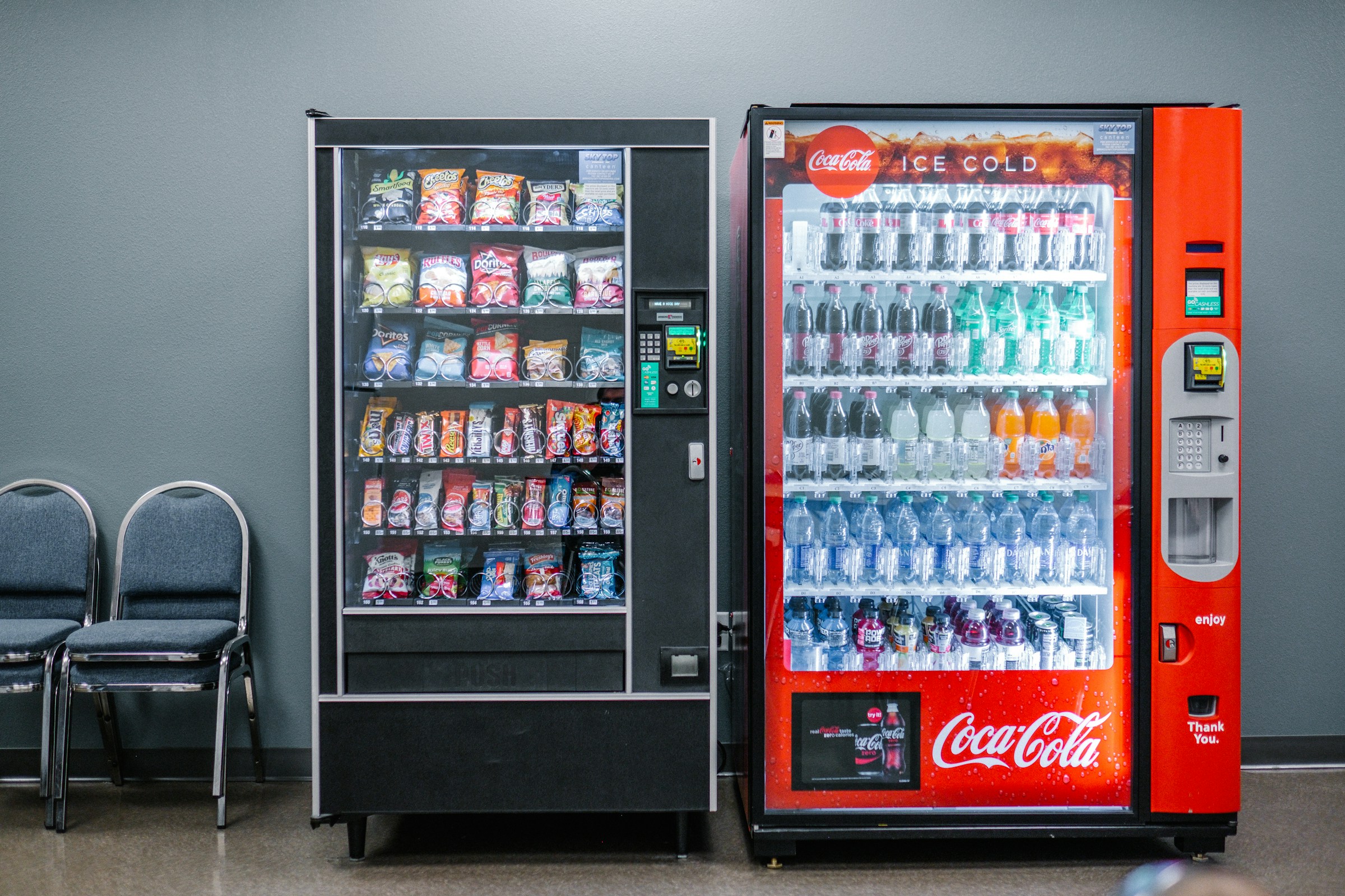 Un distributeur automatique situé dans une salle de pause | Source : Unsplash