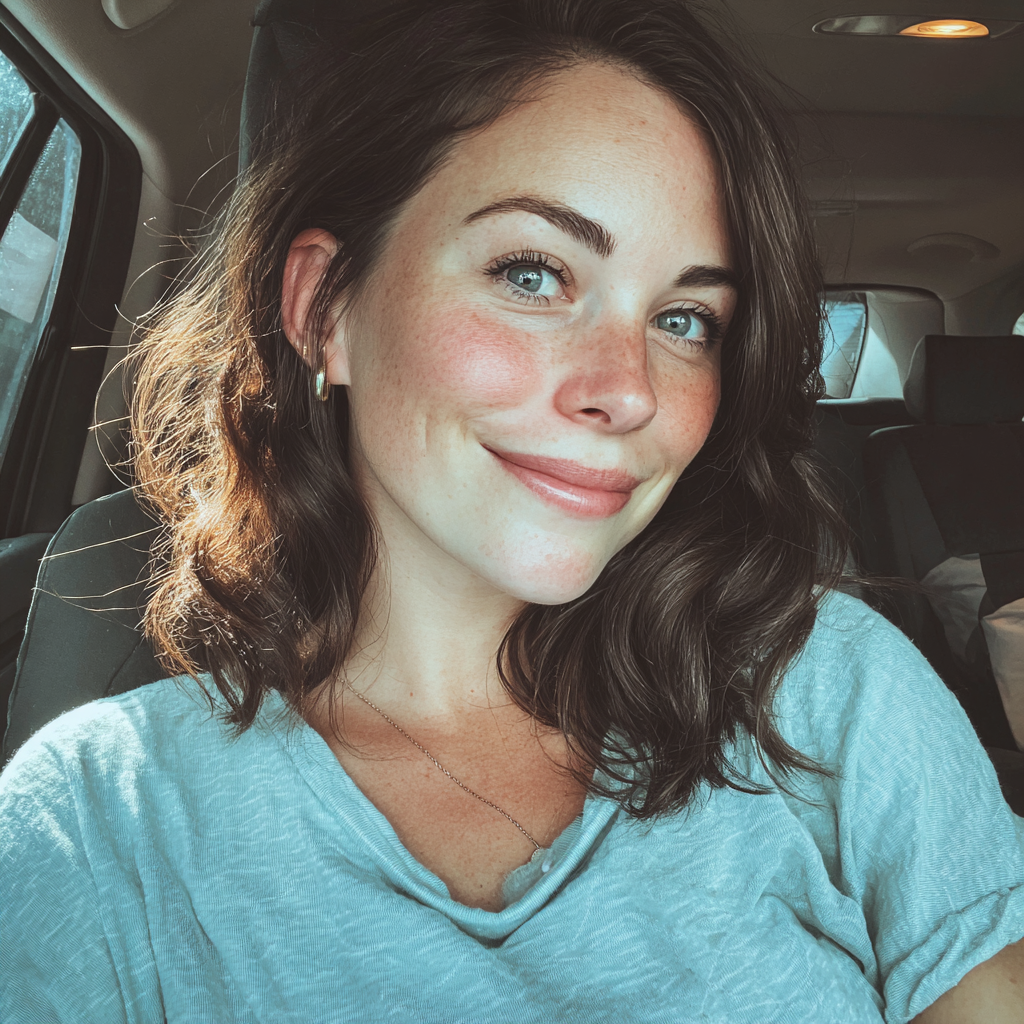 A smiling woman sitting in a car | Source: Midjourney