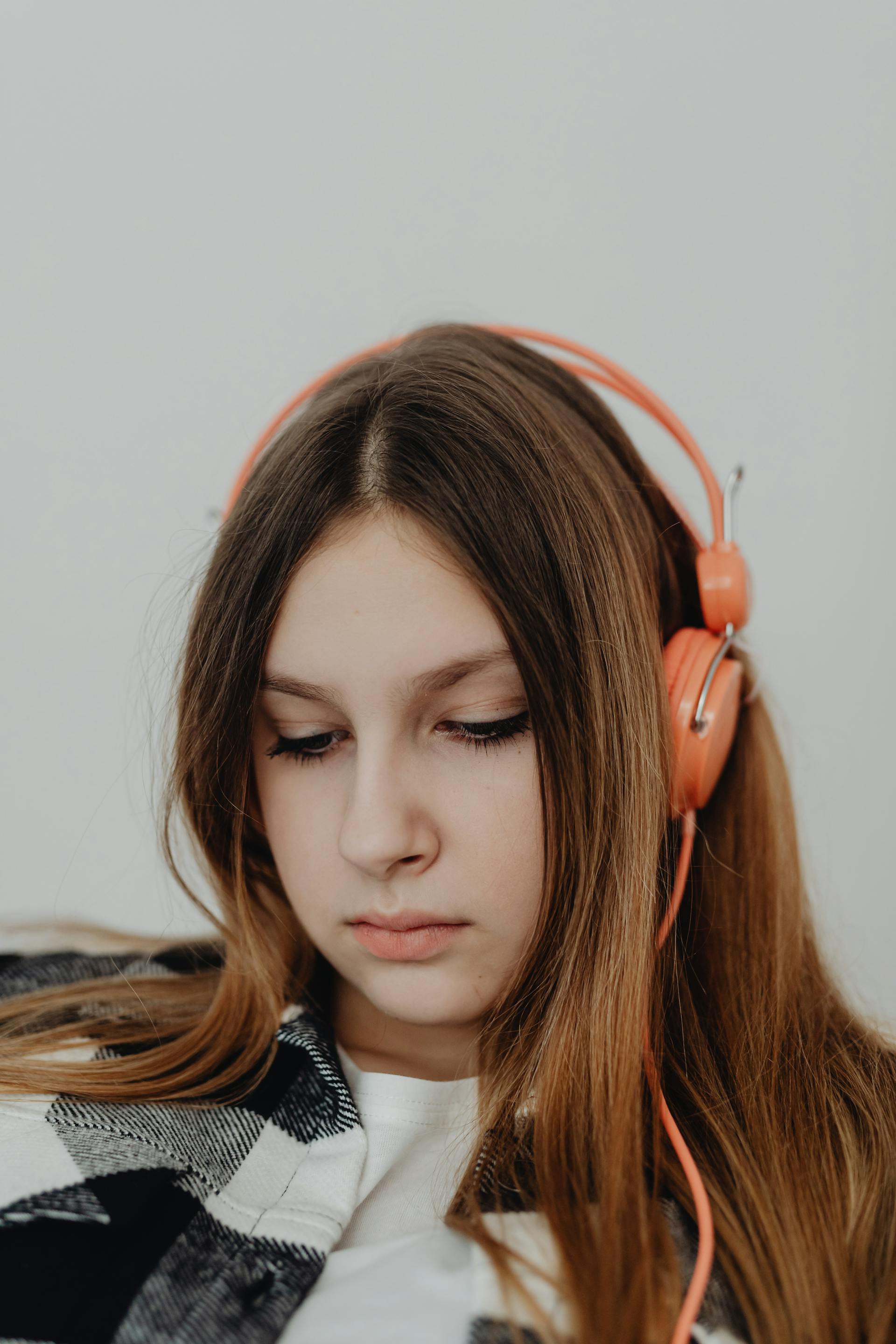 A teen girl wearing headphones | Source: Pexels