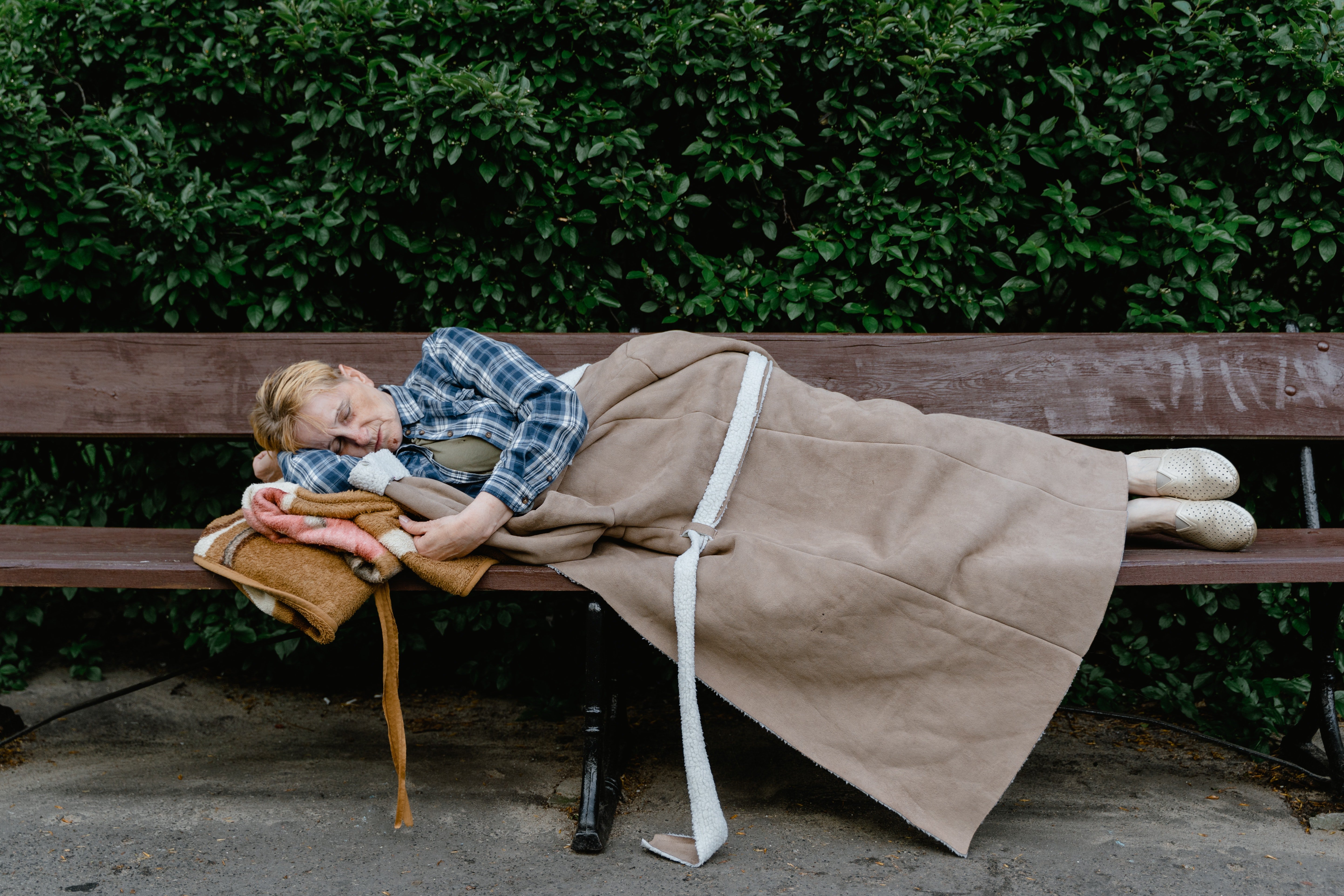 I saw a man sleeping on a bench and I recognized him. | Source: Pexel