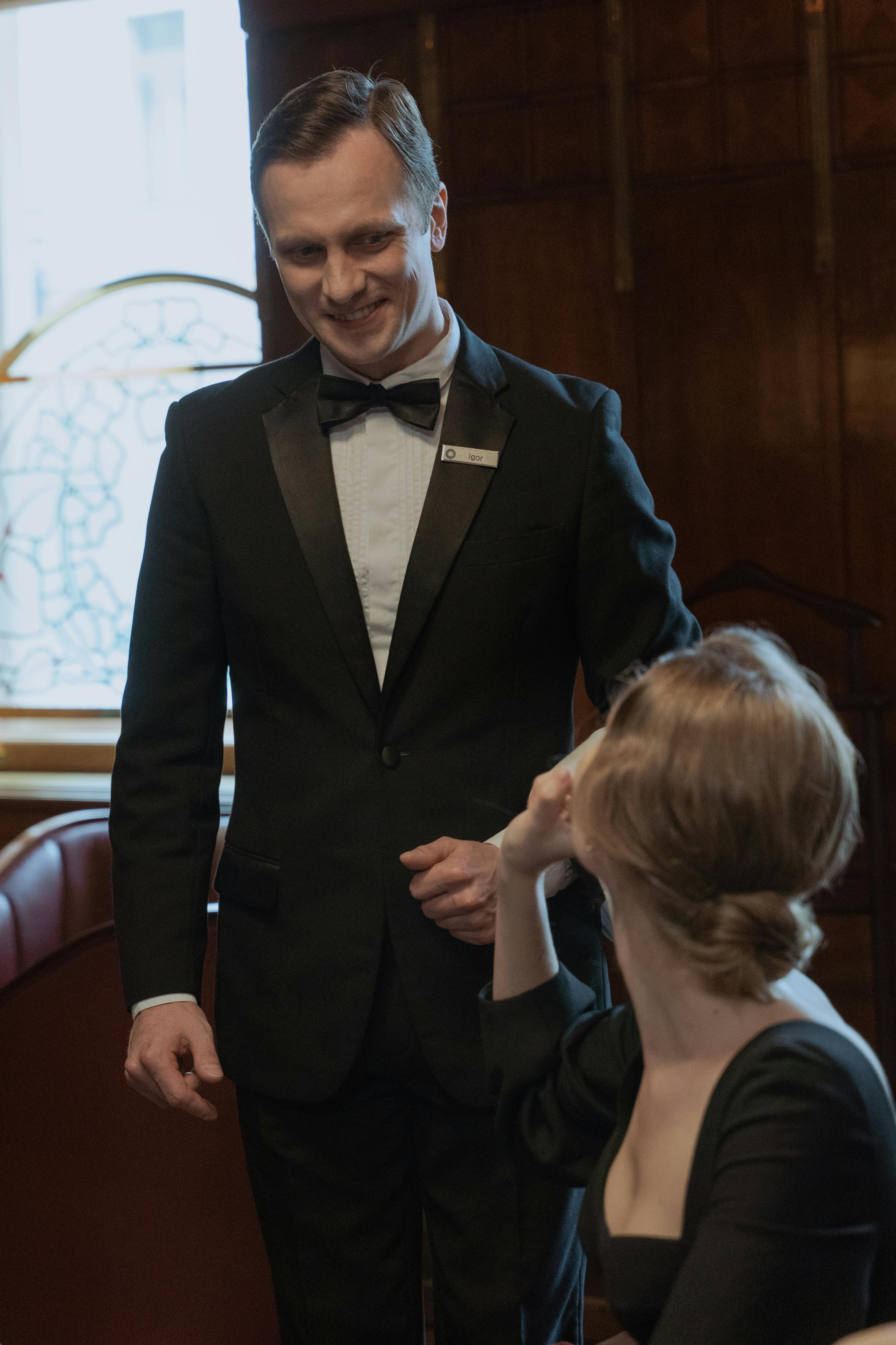 A smiling waiter | Source: Pexels