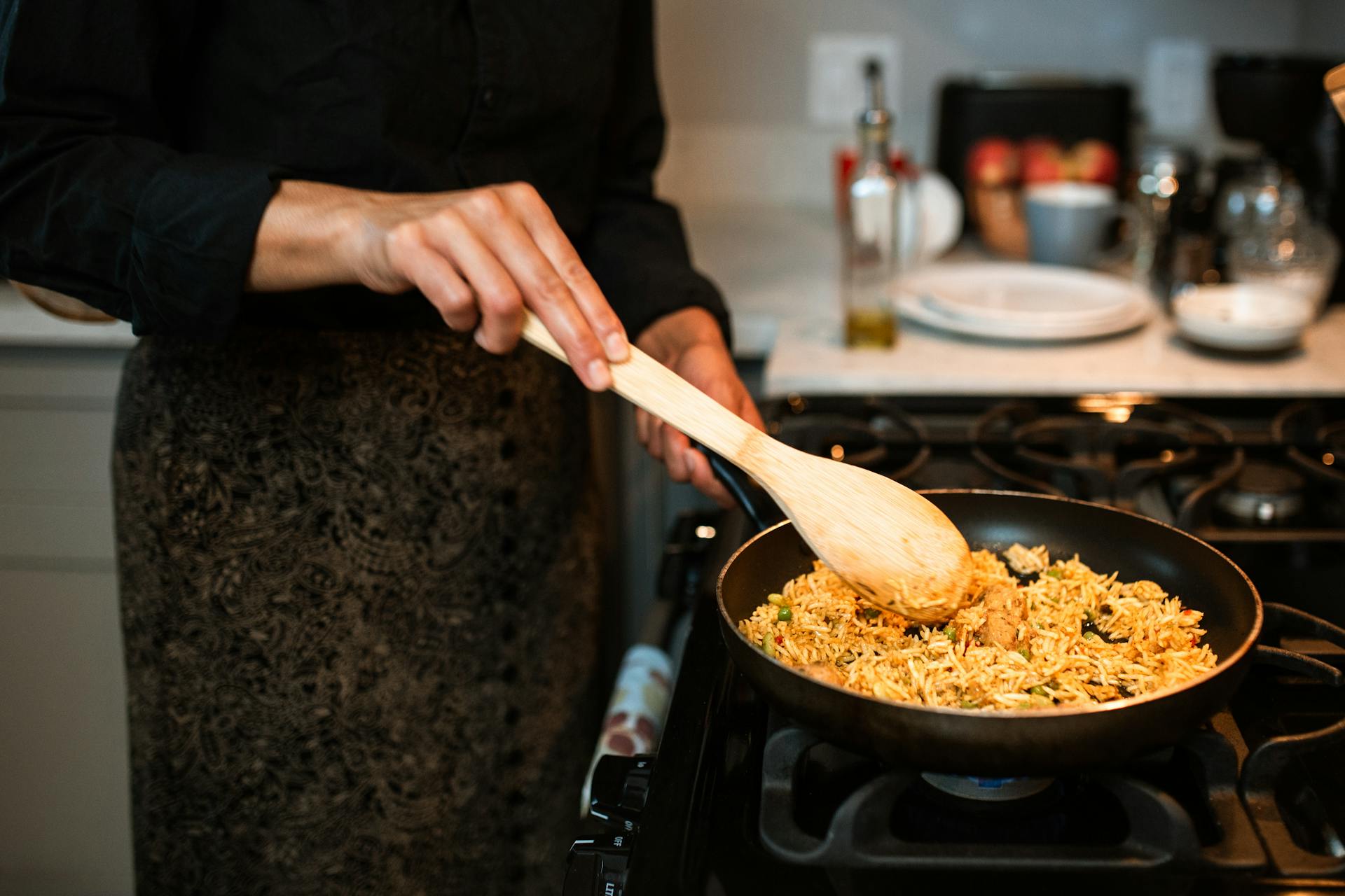A woman cooking food | Source: Pexels