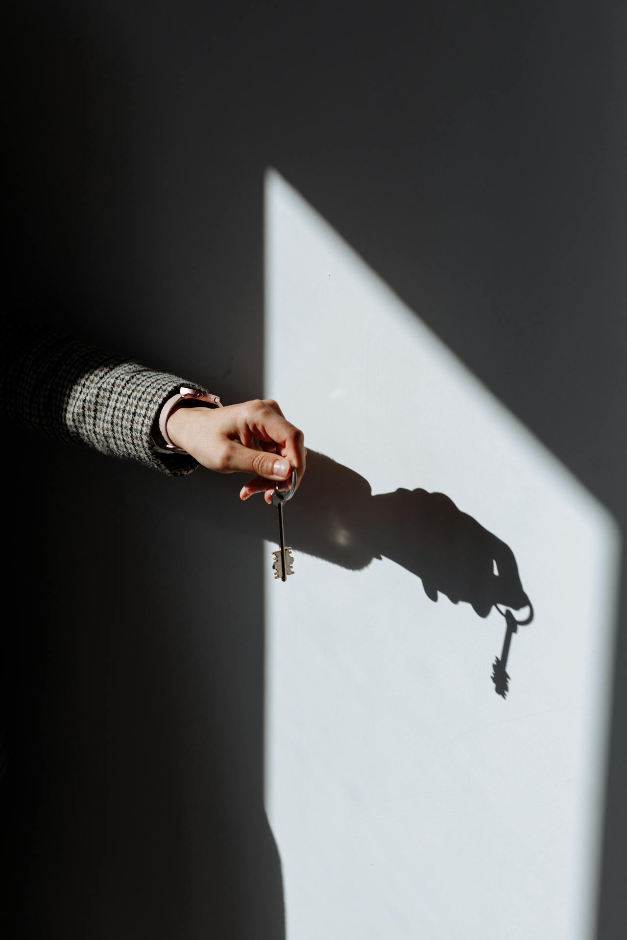 A person holding a key | Source: Pexels