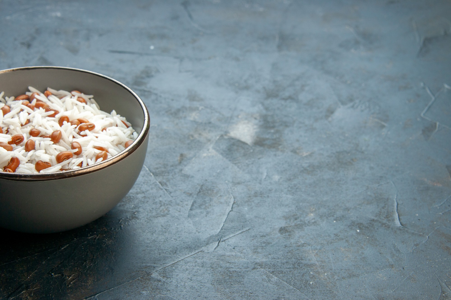A bowl of rice with beans | Source: Freepik