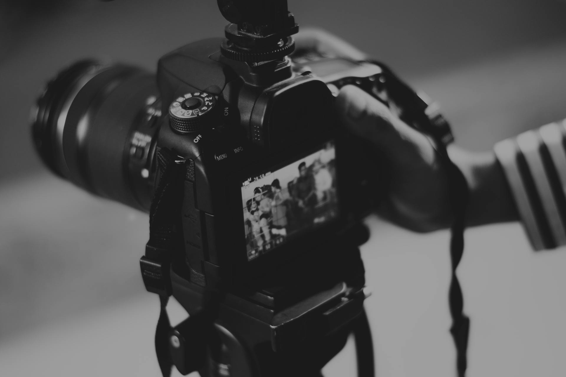 A man holding a camera | Source: Pexels