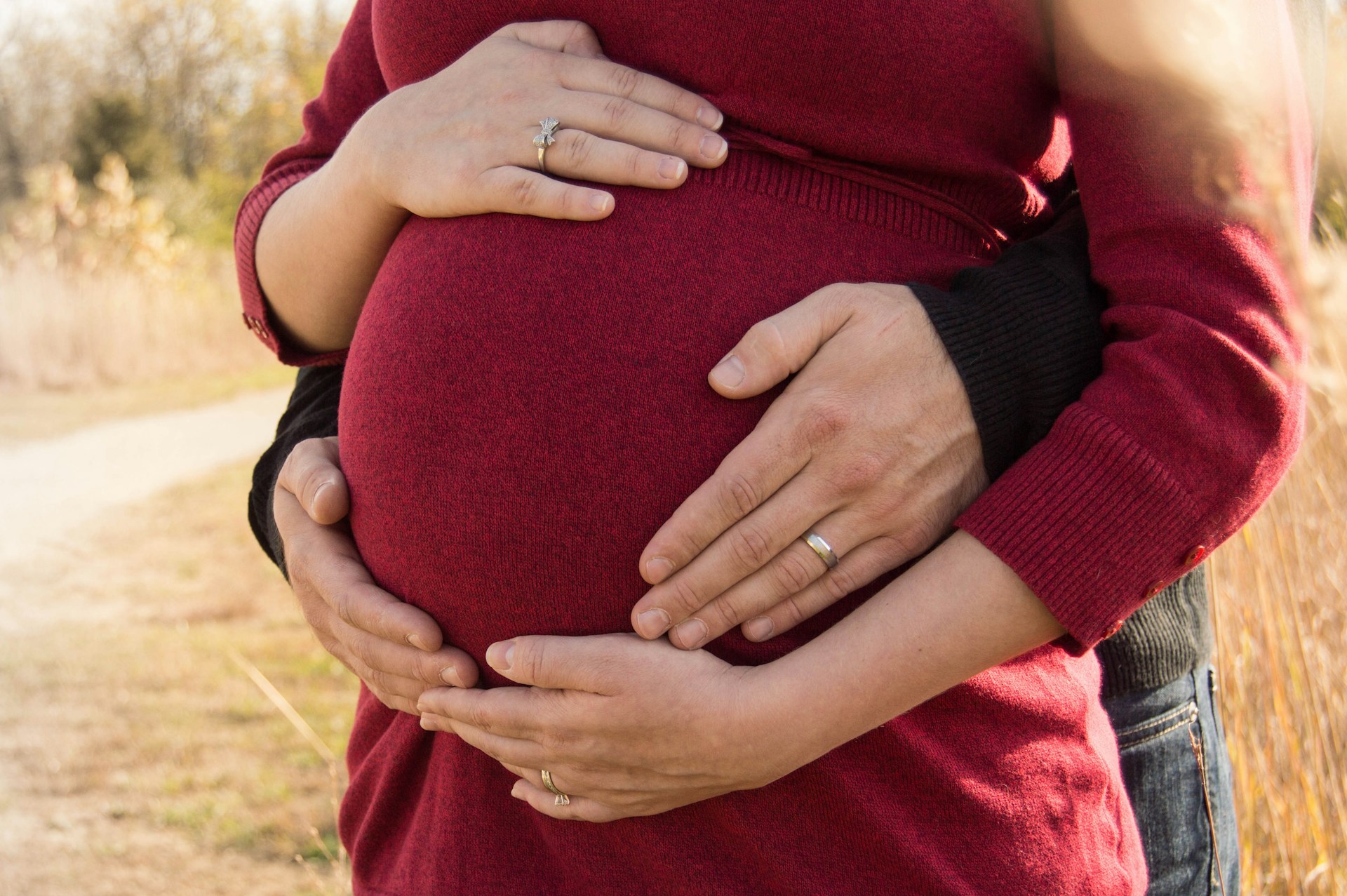 A man standing with his pregnant partner | Source: Unsplash