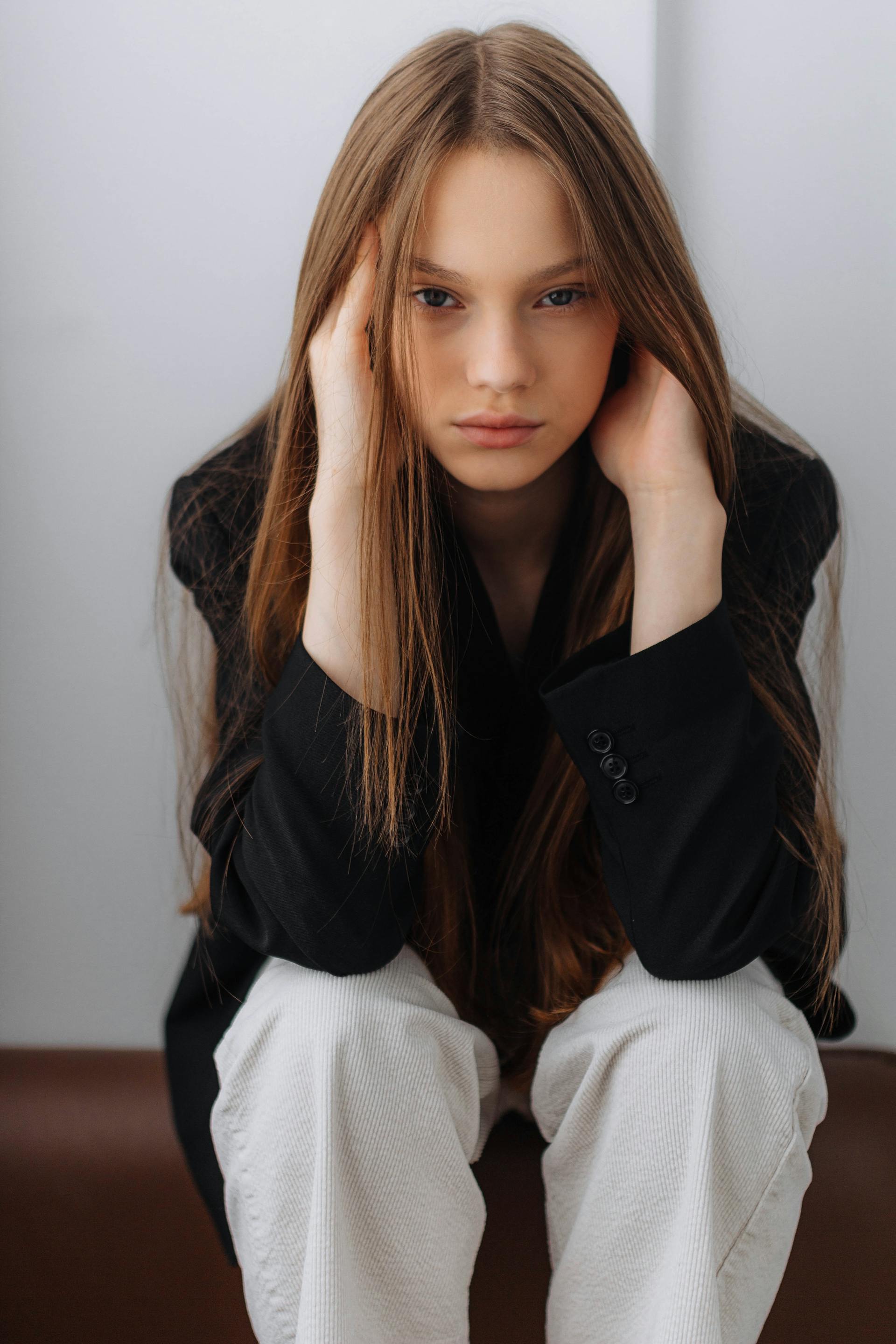 A frustrated girl sitting down | Source: Pexels