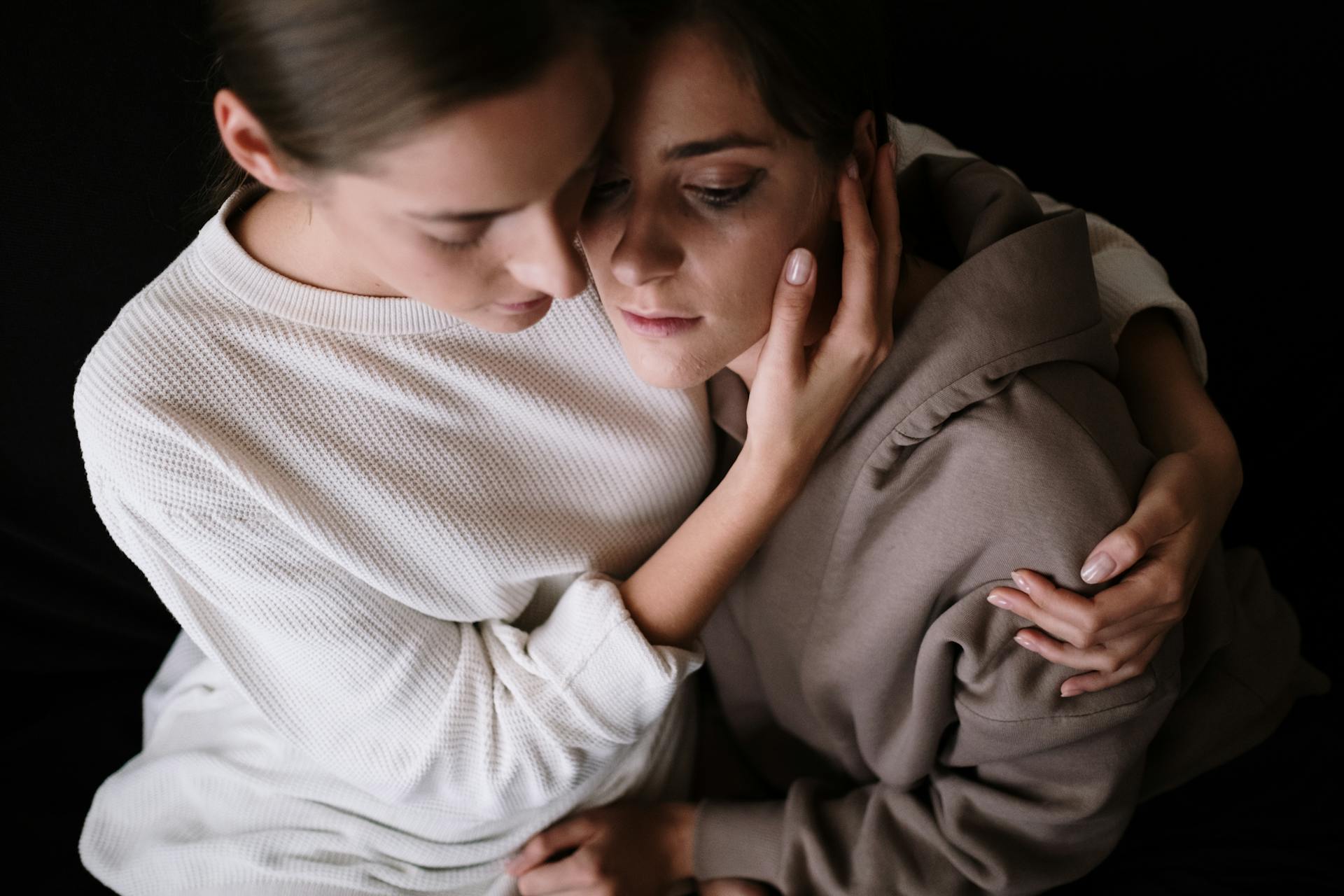 Two women hugging | Source: Pexels