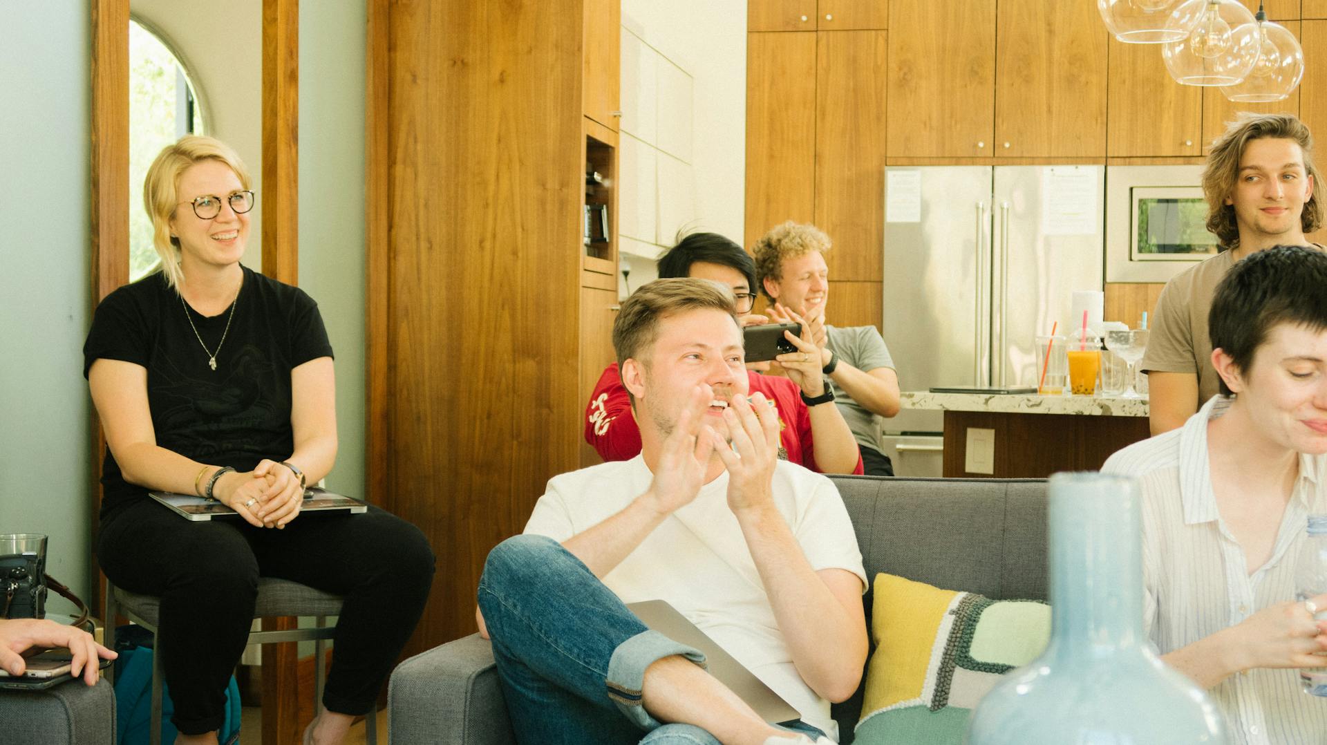 A group of people laughing together | Source: Pexels