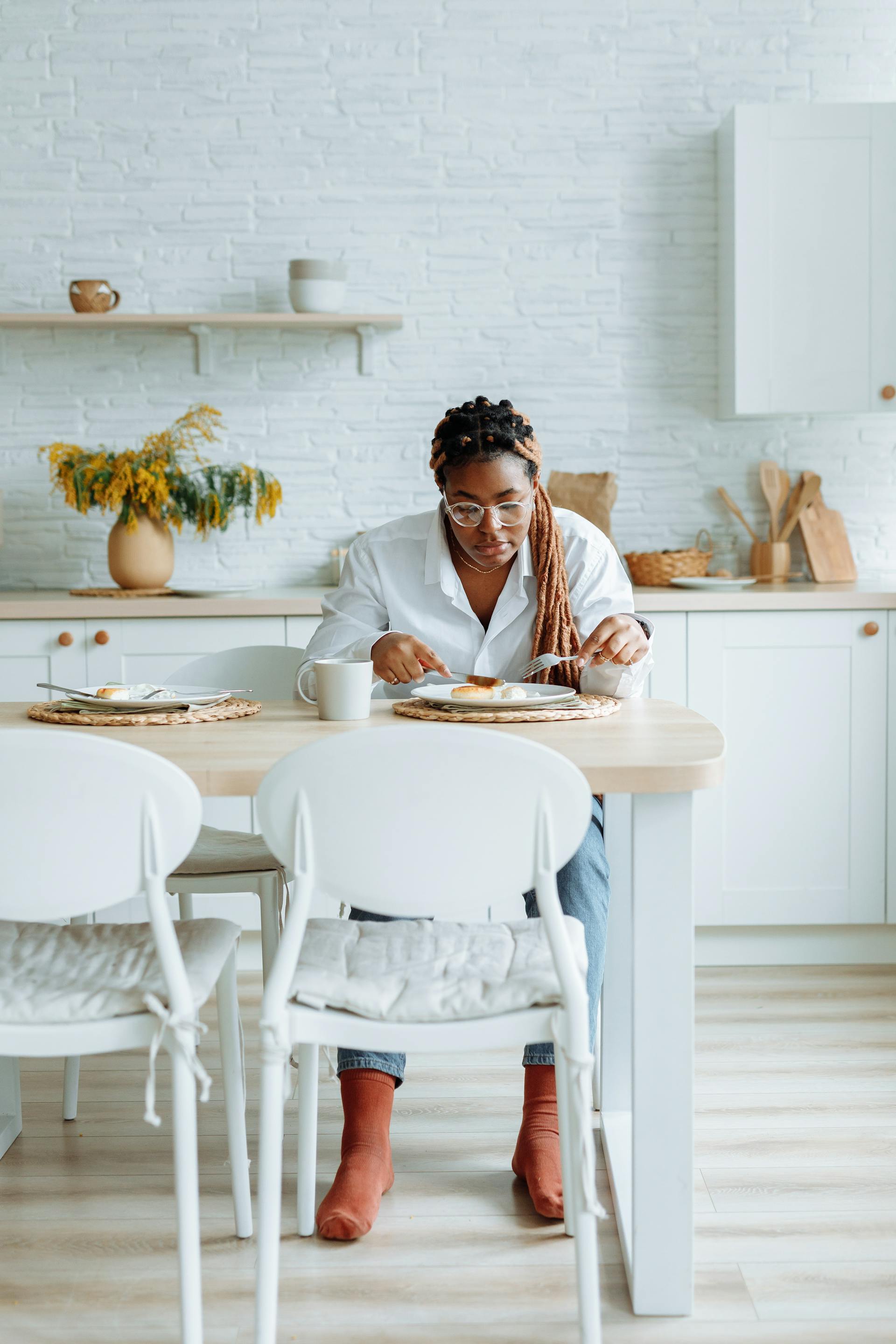 A woman eating in the kitchen | Source: Pexels