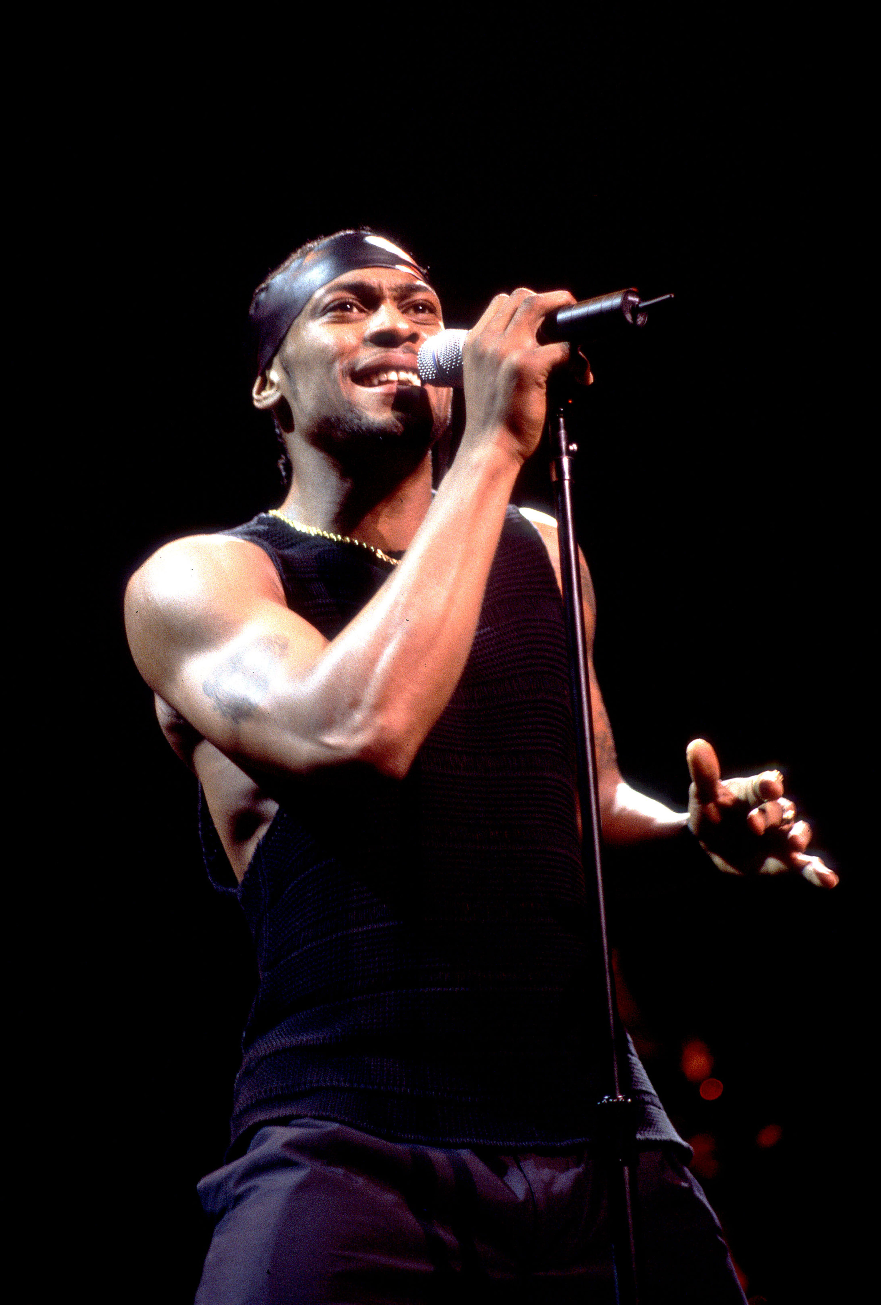 D'Angelo (born Michael Eugene Archer) performs on stage at the Aire Crown Theater on April 4, 2000, Chicago, Illinois. | Source: Getty Images