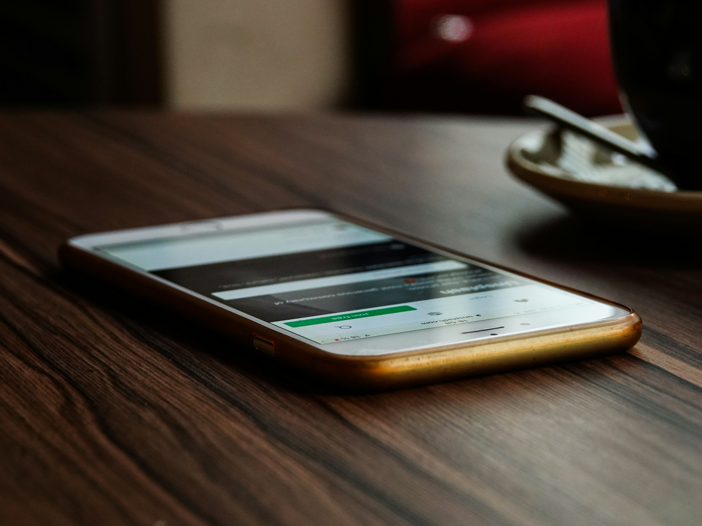 A phone on a wooden table | Source: Unsplash