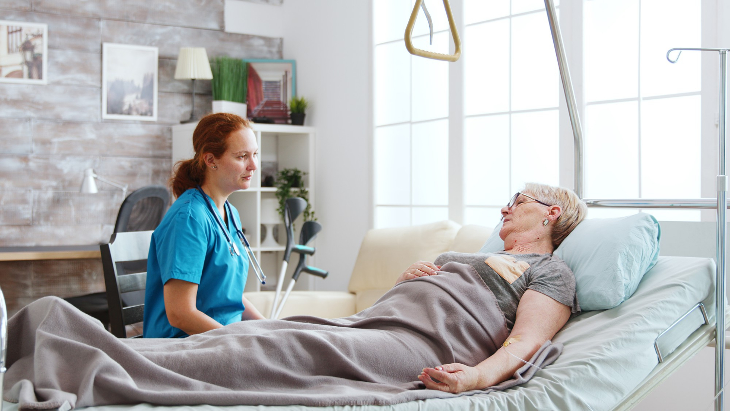 A doctor with her senior patient | Source: Freepik