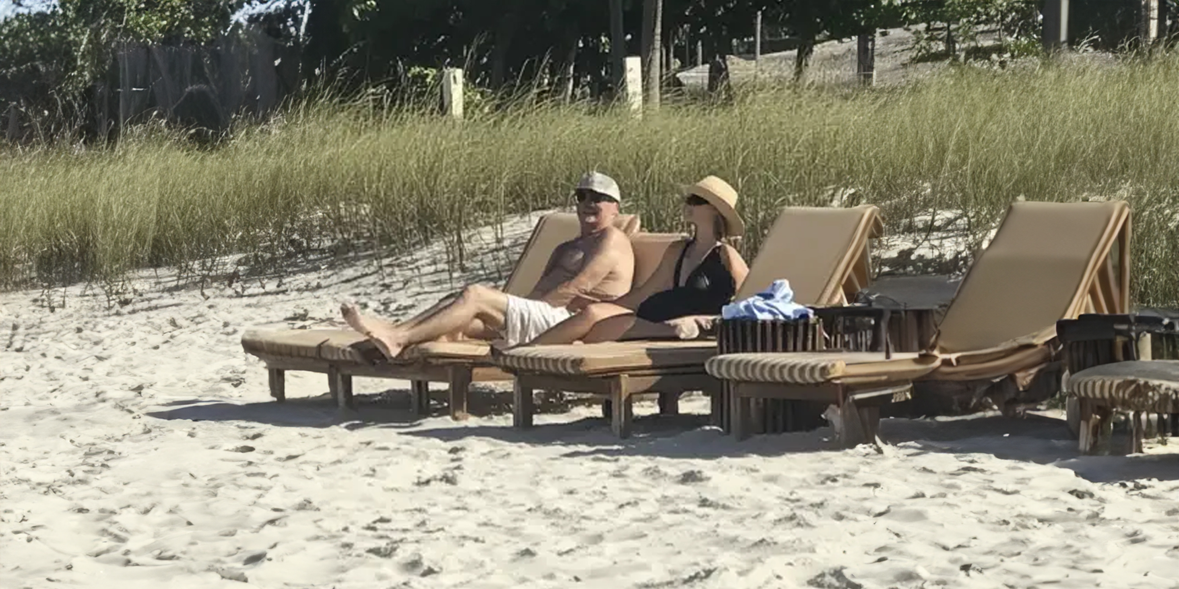 A couple on the beach | Source: Amomama