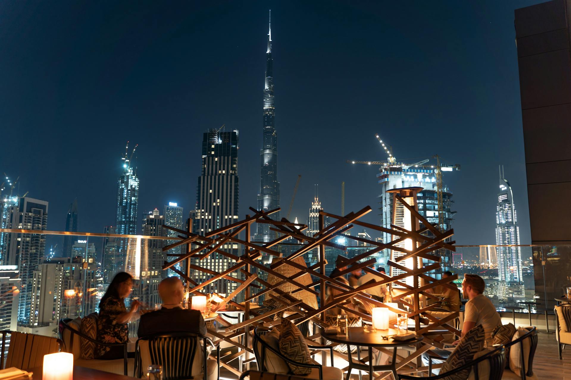 A rooftop restaurant with a view of the city's skyscrapers | Source: Pexels