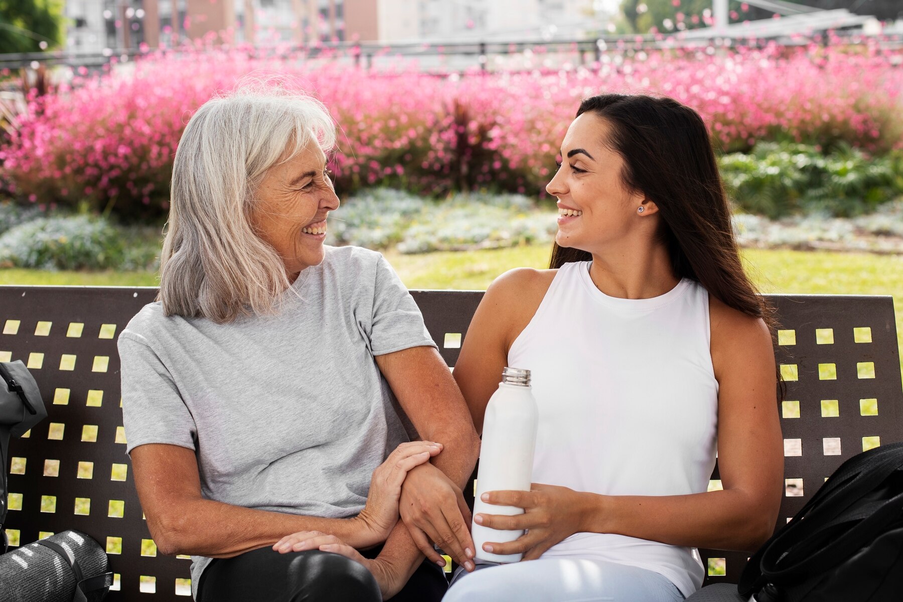 Duas mulheres conversando no jardim | Fonte: Freepik