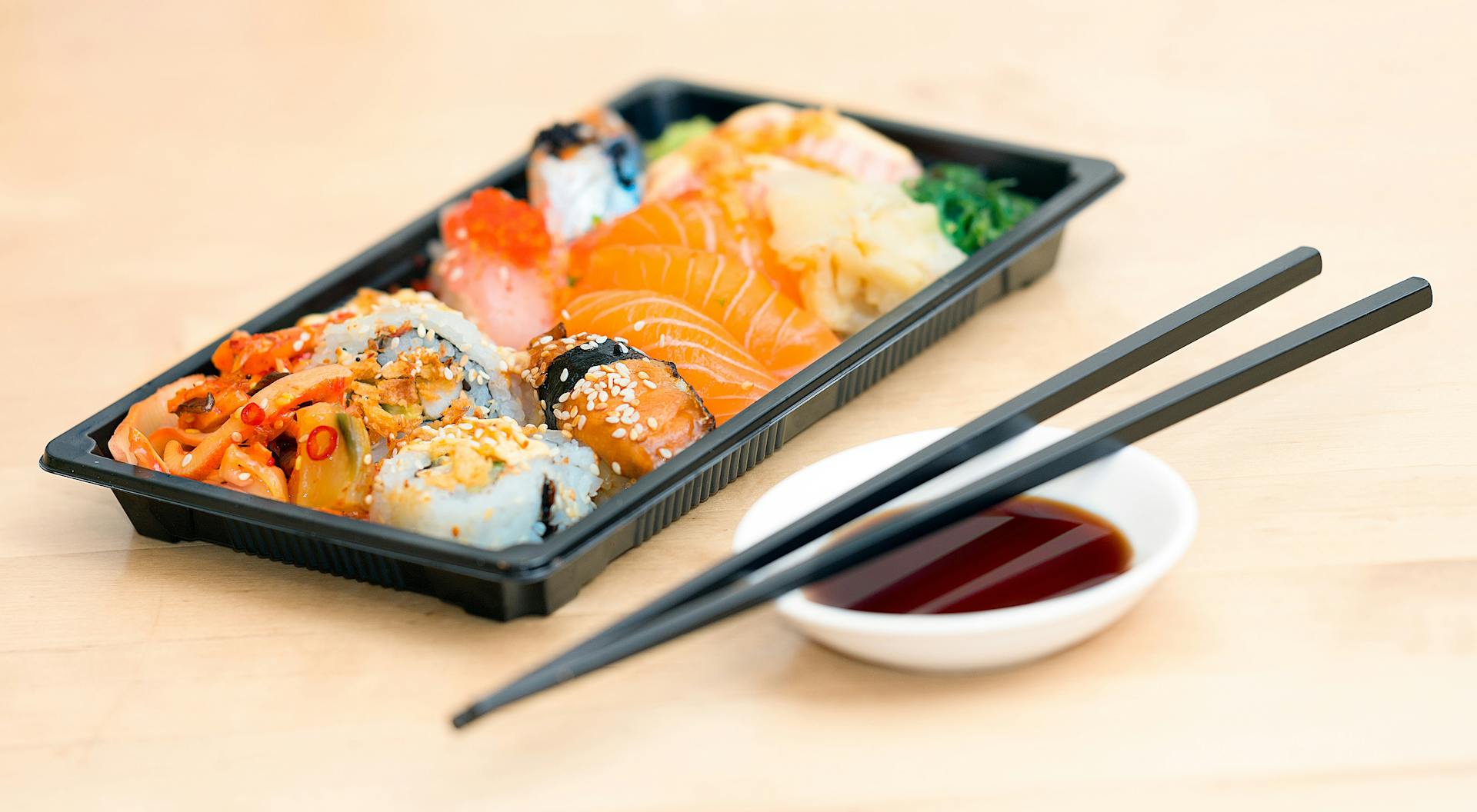 Sushi in a takeout container | Source: Pexels