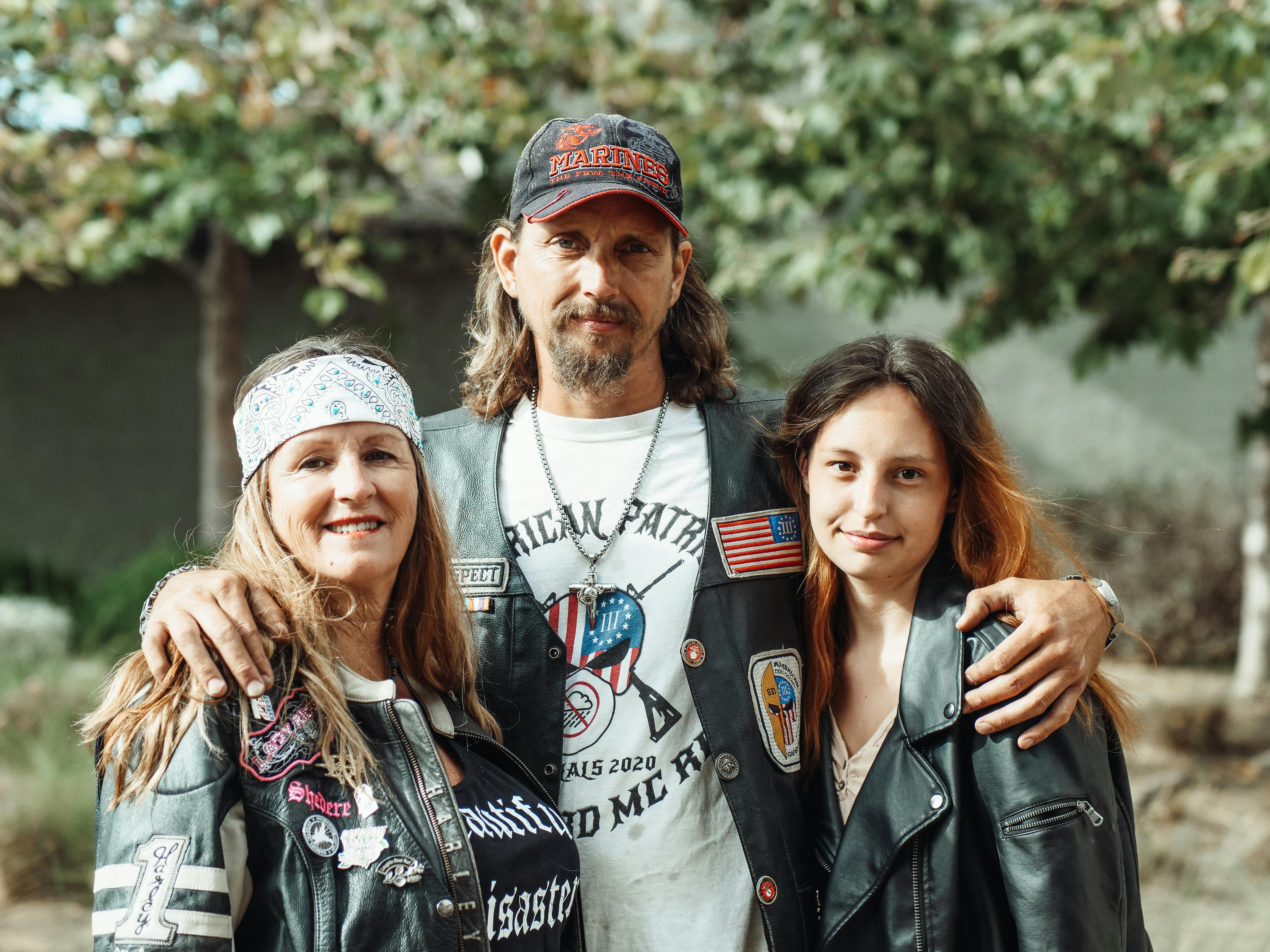 Two women and their brother posing together | Source: Pexels