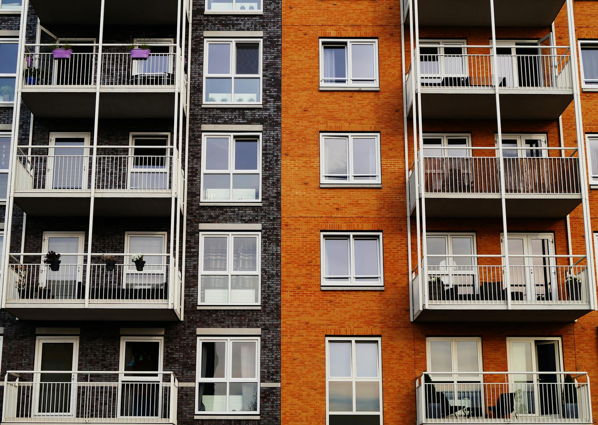 The exterior of an orange and gray building | Source: Pexels