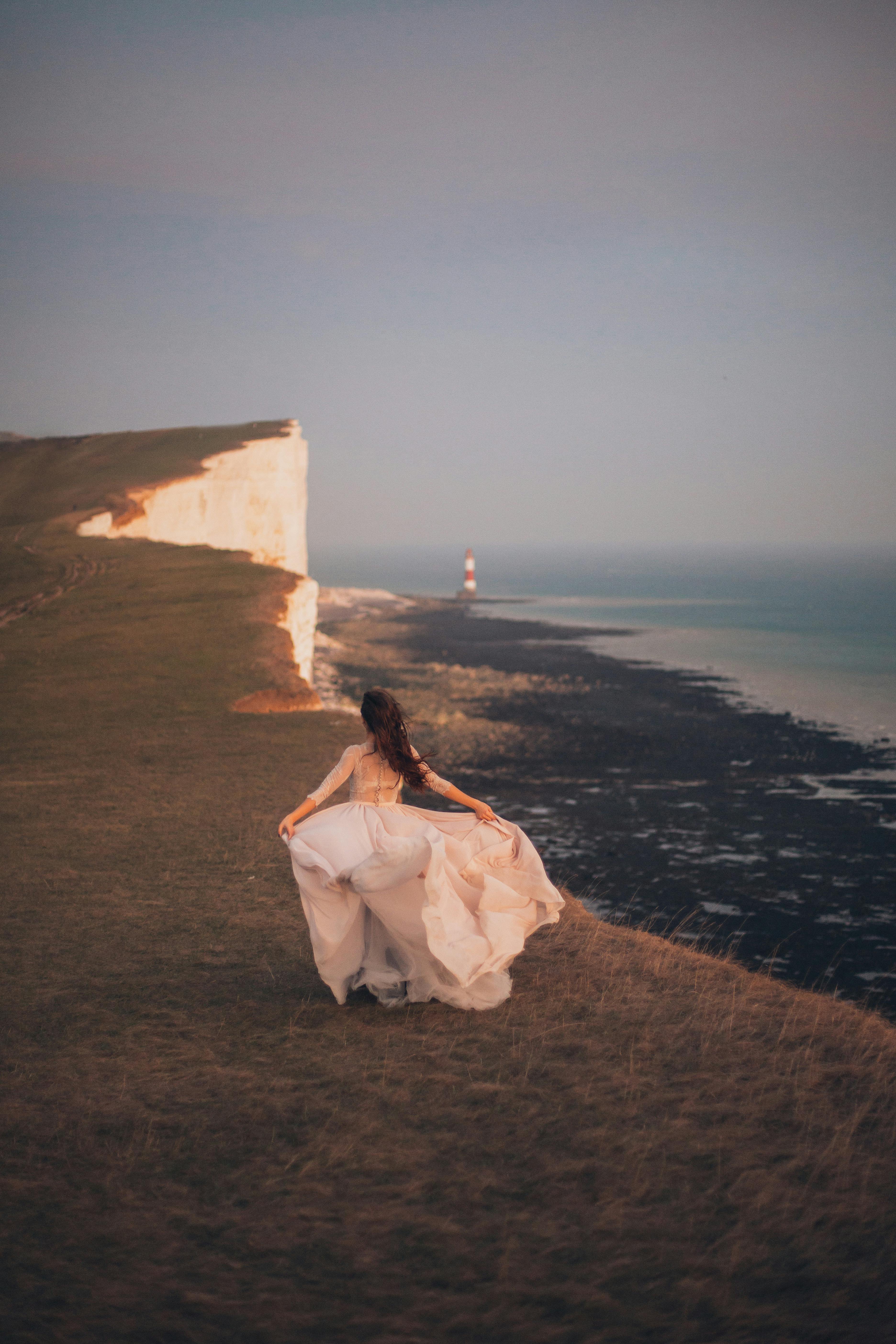 Bride walking on the beach | Source: Pexels