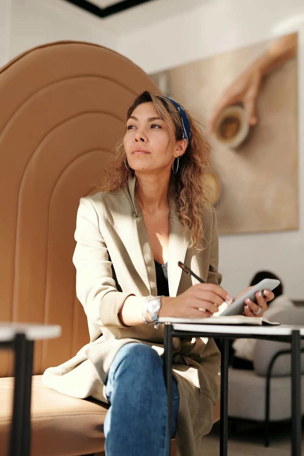 A woman writing in a cafe | Source: Pexels