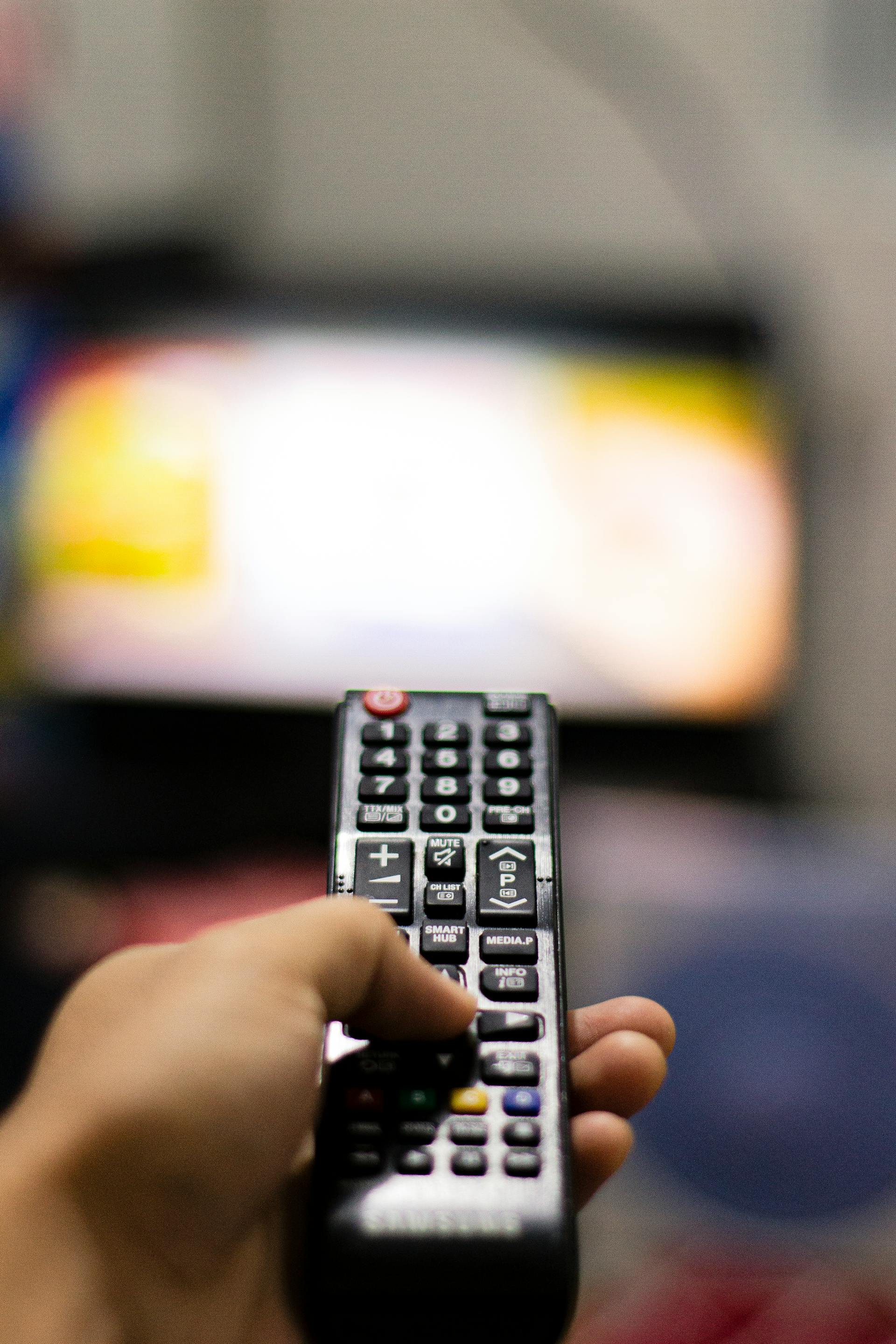 A person holding a remote | Source: Pexels