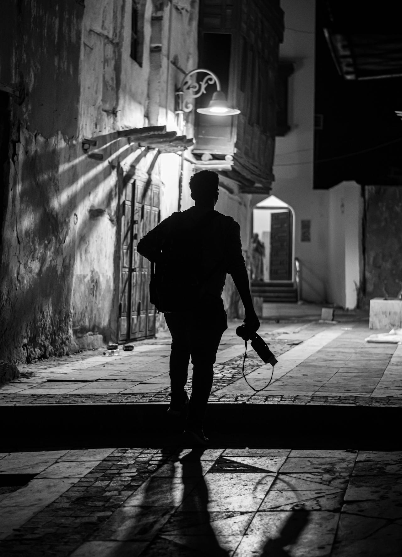 A young man walking on an alley at night | Source: Pexels