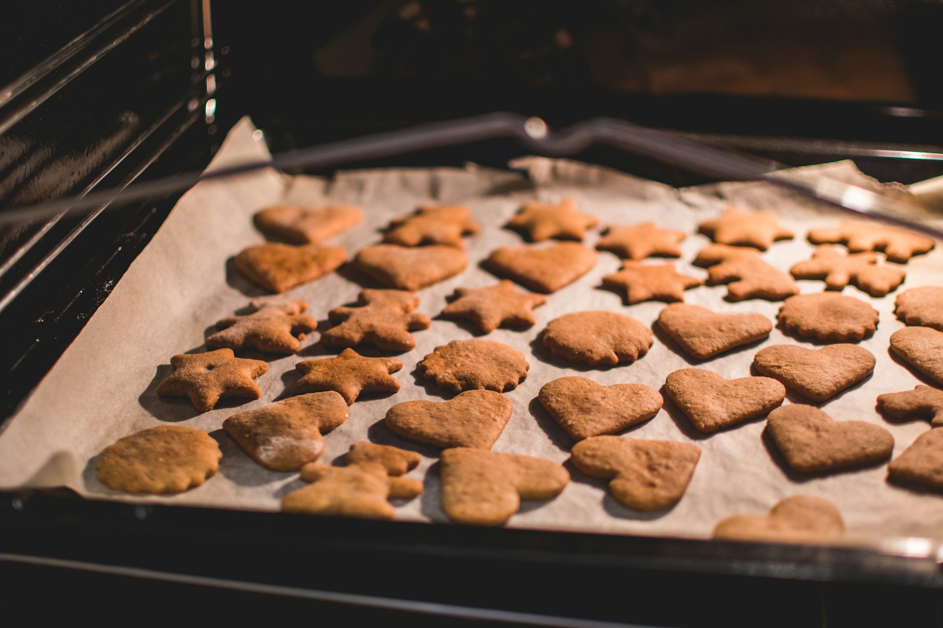 A batch of cookies on a tray | Source: Unsplash