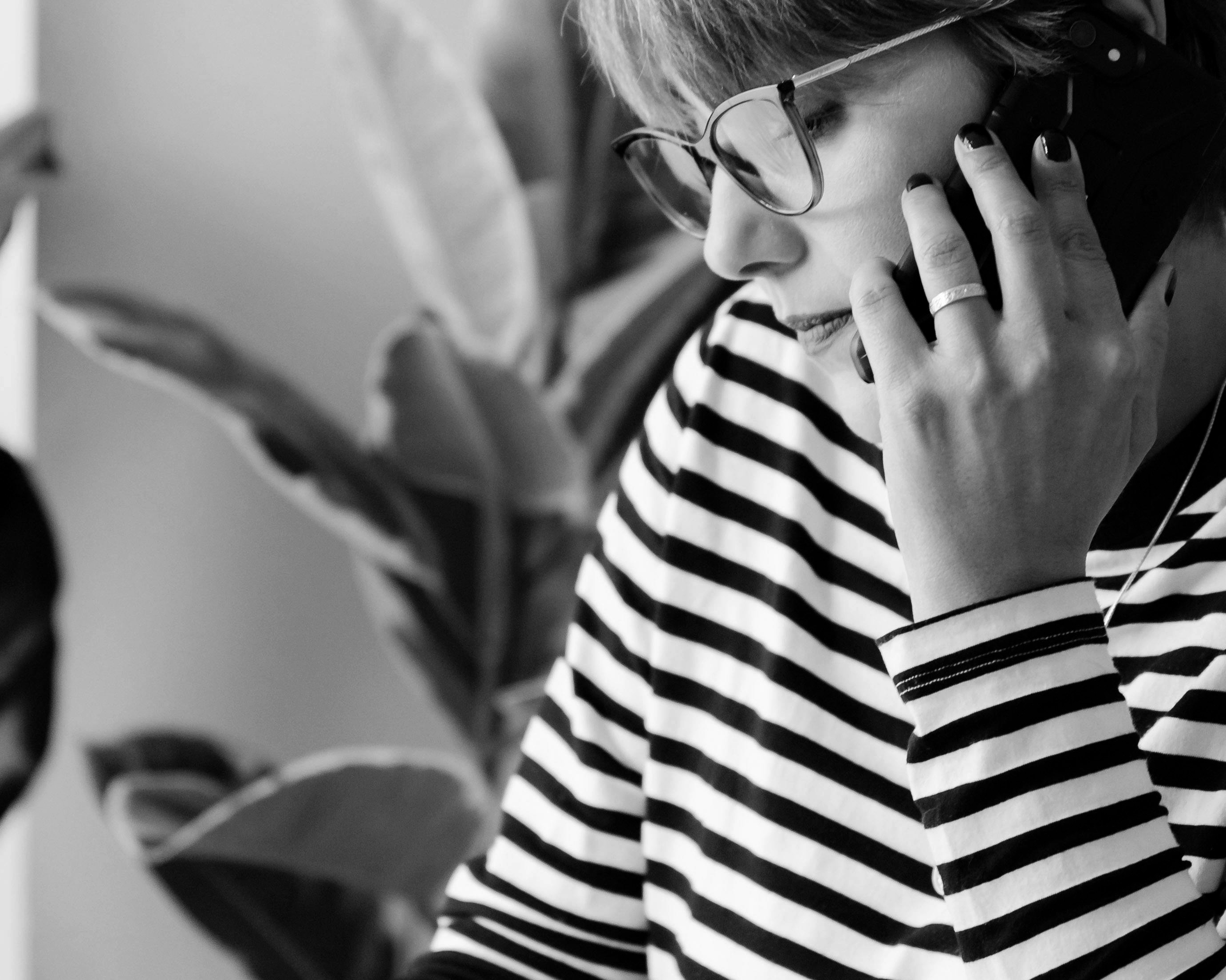 A woman making a phone call | Source: Pexels