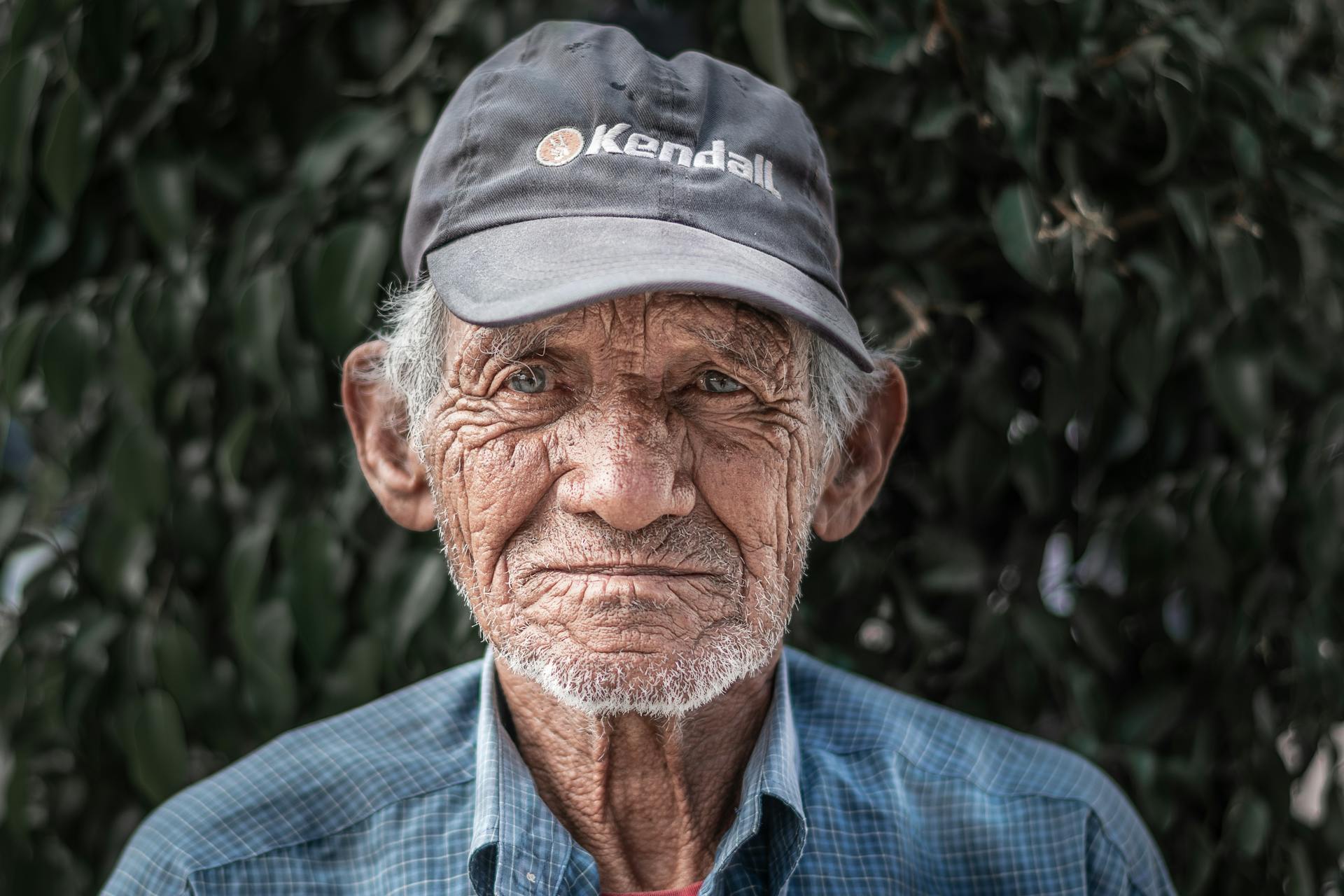 An older man looking straight ahead | Source: Pexels