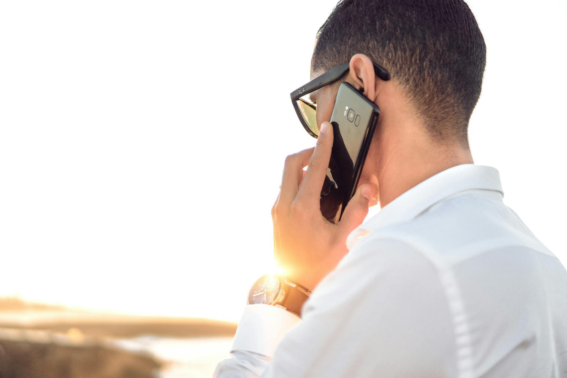 A man calling his friend | Source: Pexels