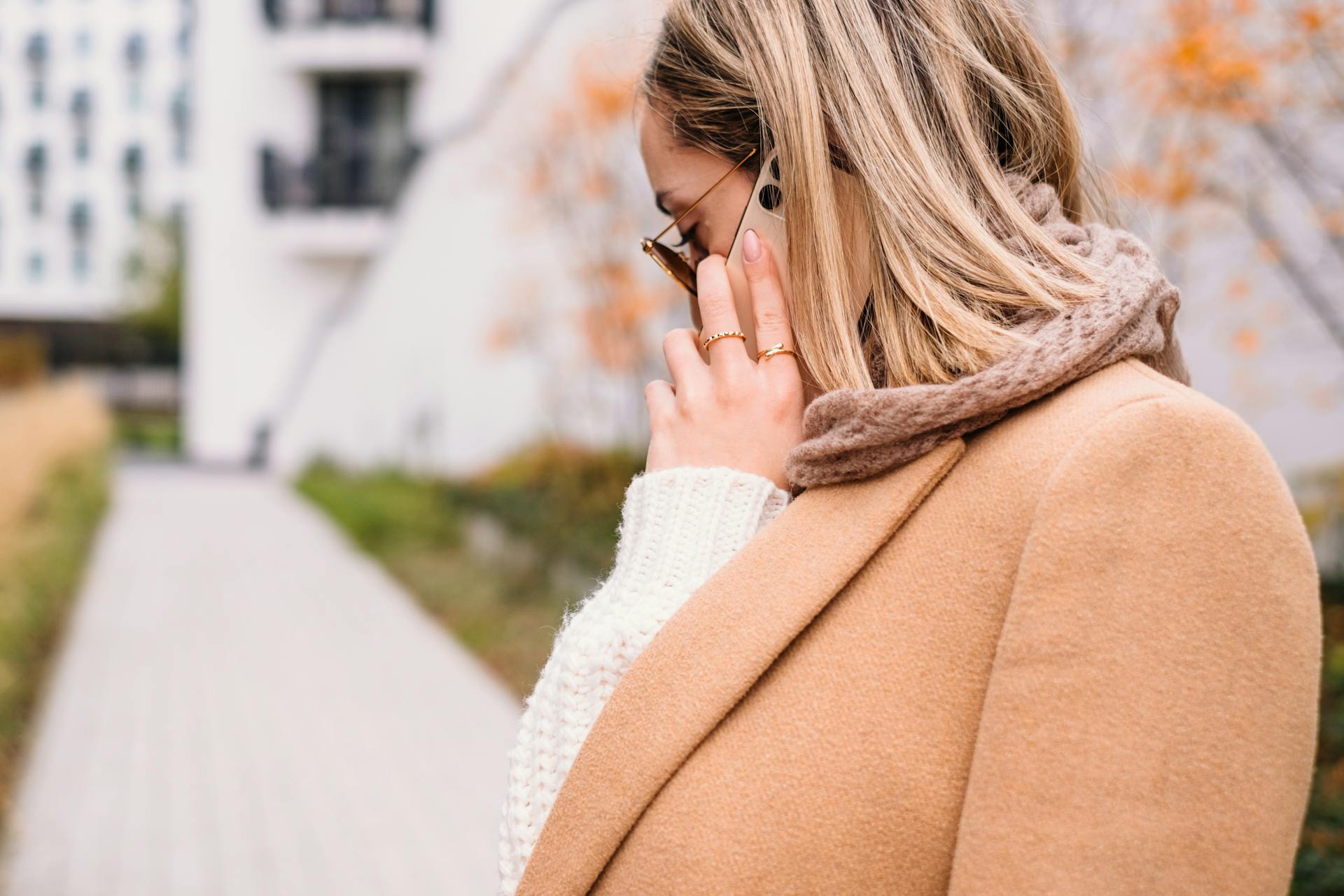 A woman talking on the phone | Source: Pexels