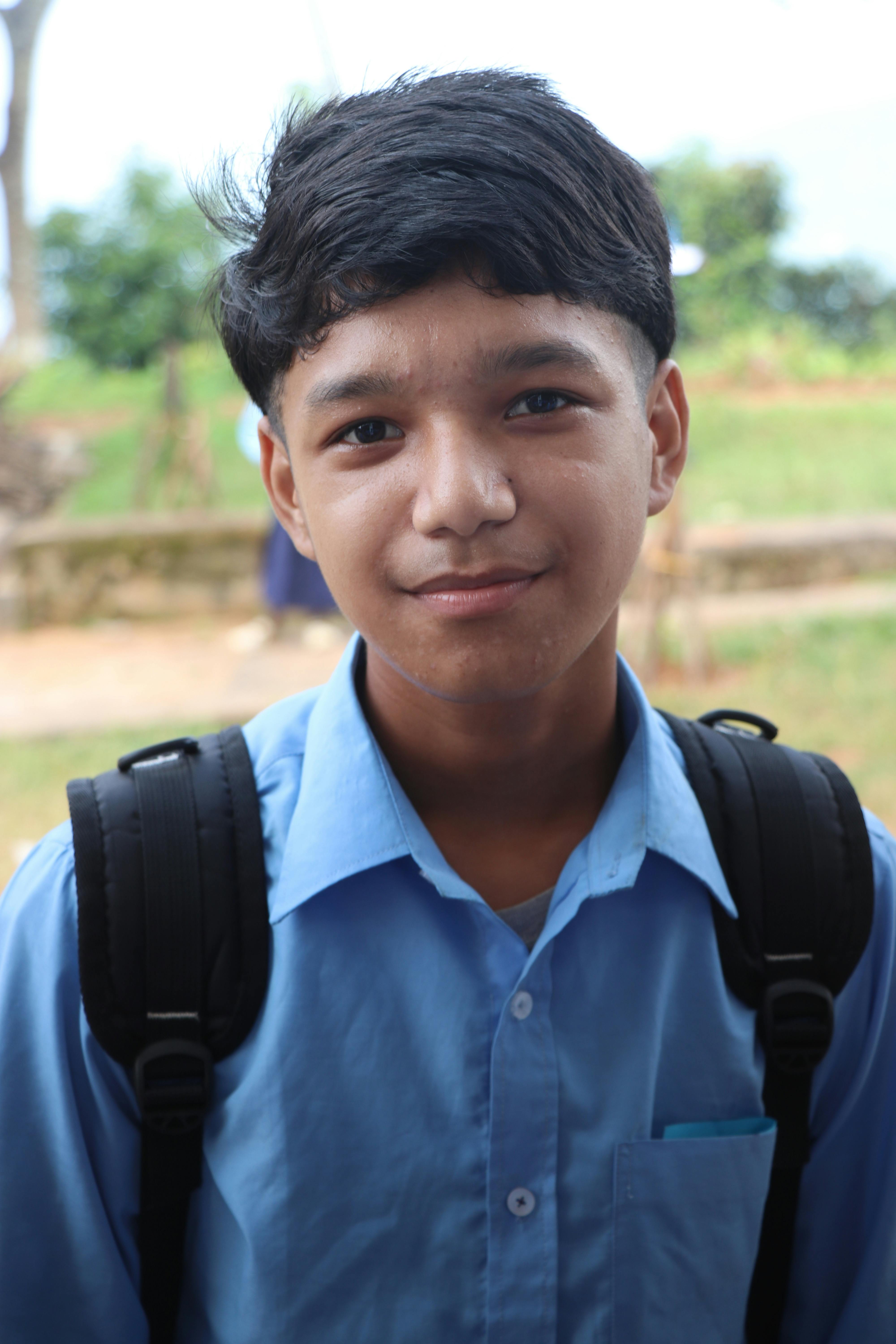 Chłopiec niosący plecak | Źródło: Pexels