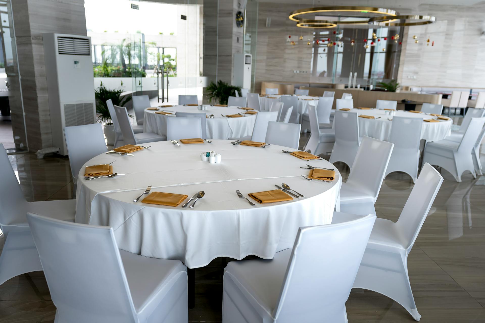 Tables in a hotel dining room | Source: Pexels