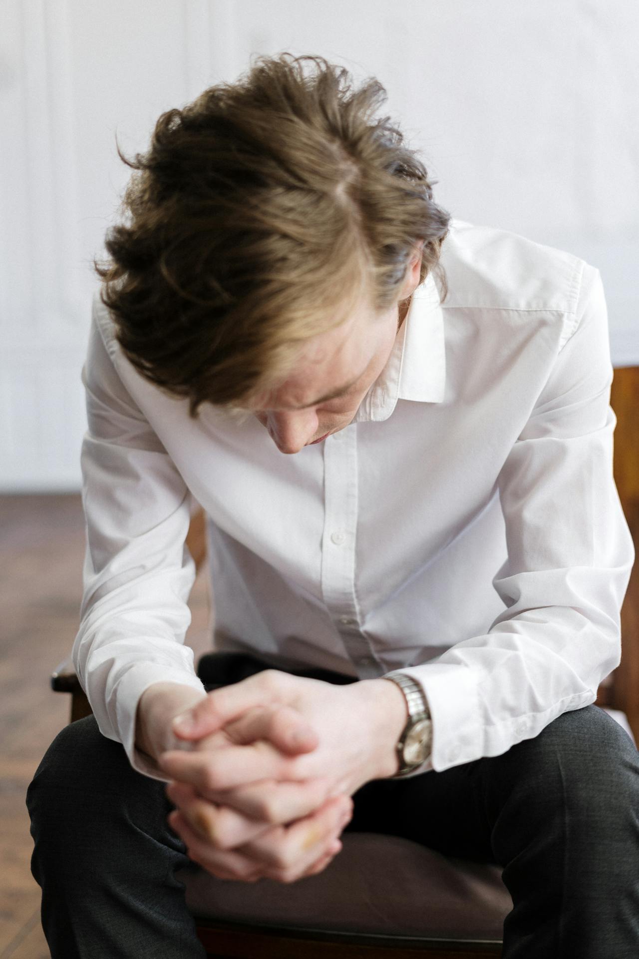 A sad man sitting on a chair | Source: Pexels