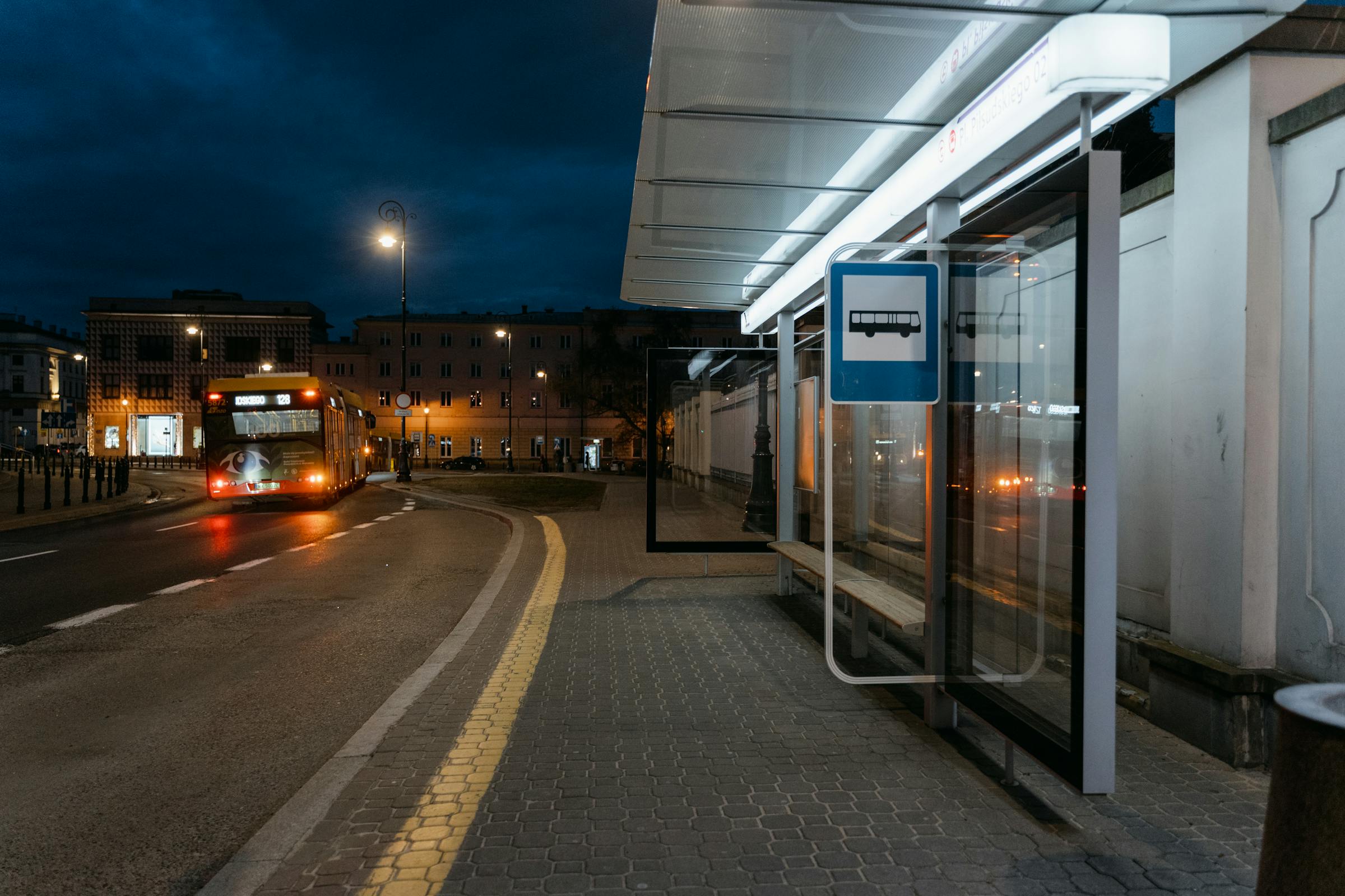 A bus stop at night | Source: Pexels